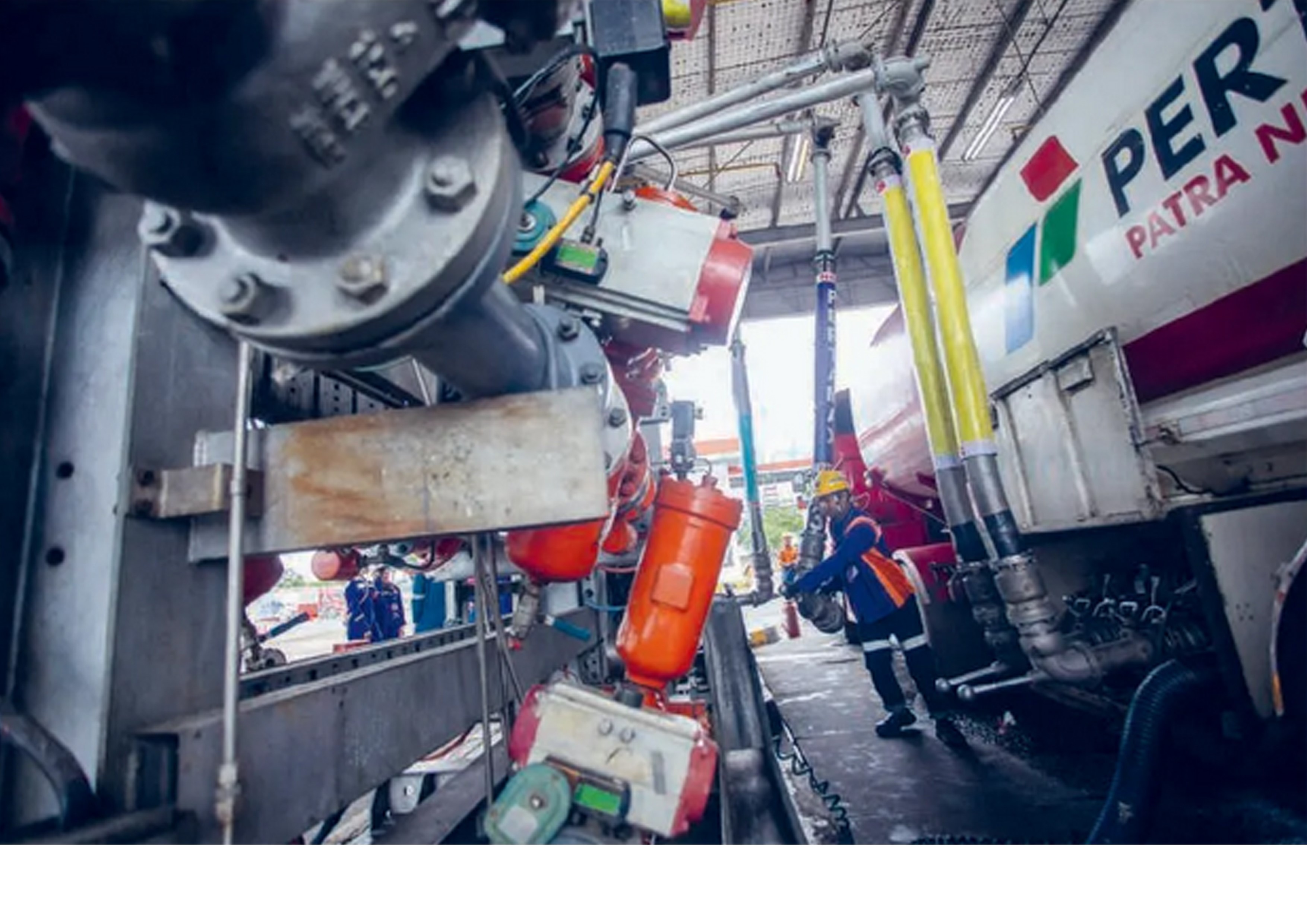 Petugas memindahkan BBM jenis pertalite di Kilang Pertamina Internasional Unit Balongan, Indramayu, Jabar.