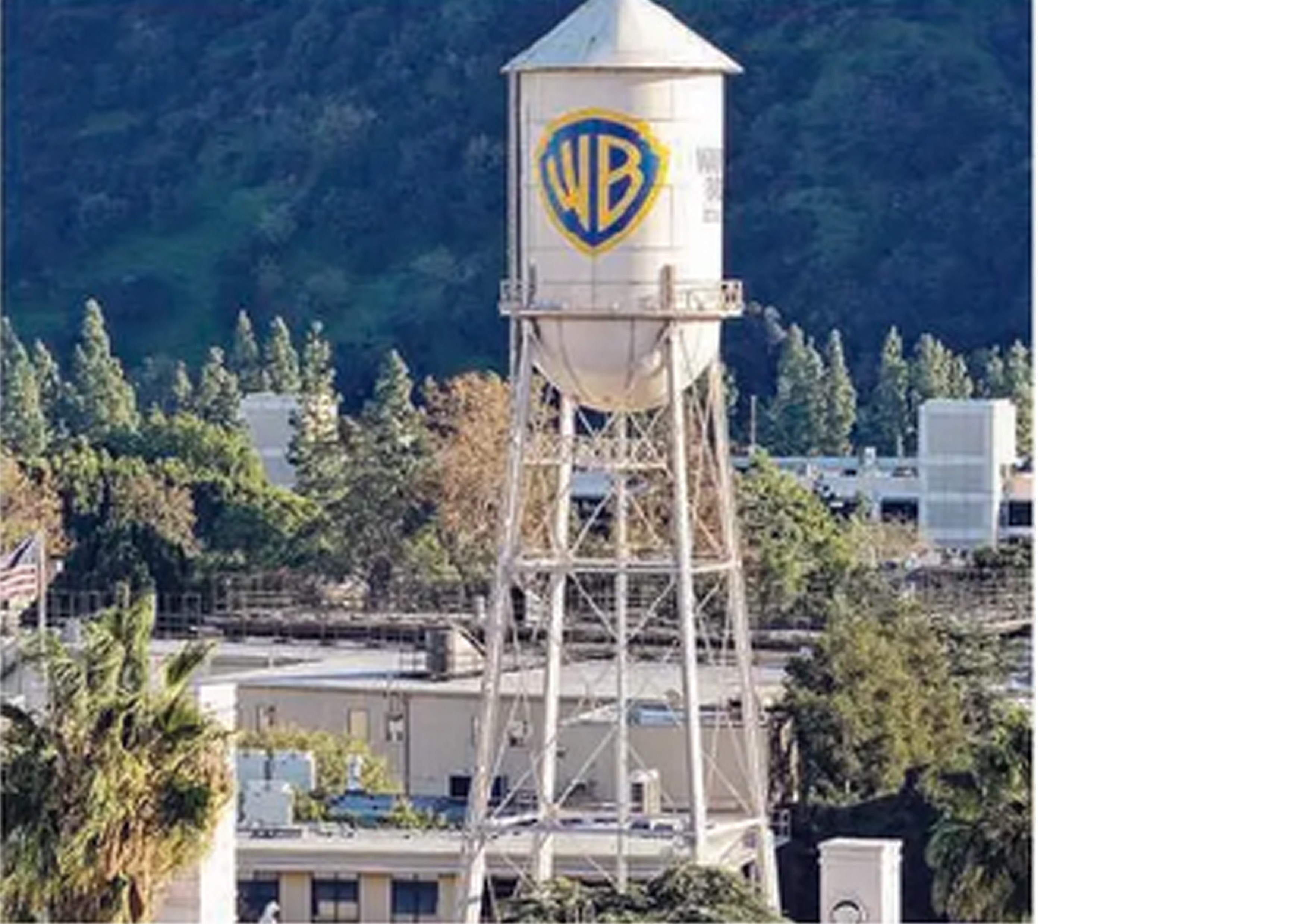 Discovery terpampang di menara air Warner Bros. Studio, Burbank, California, AS.