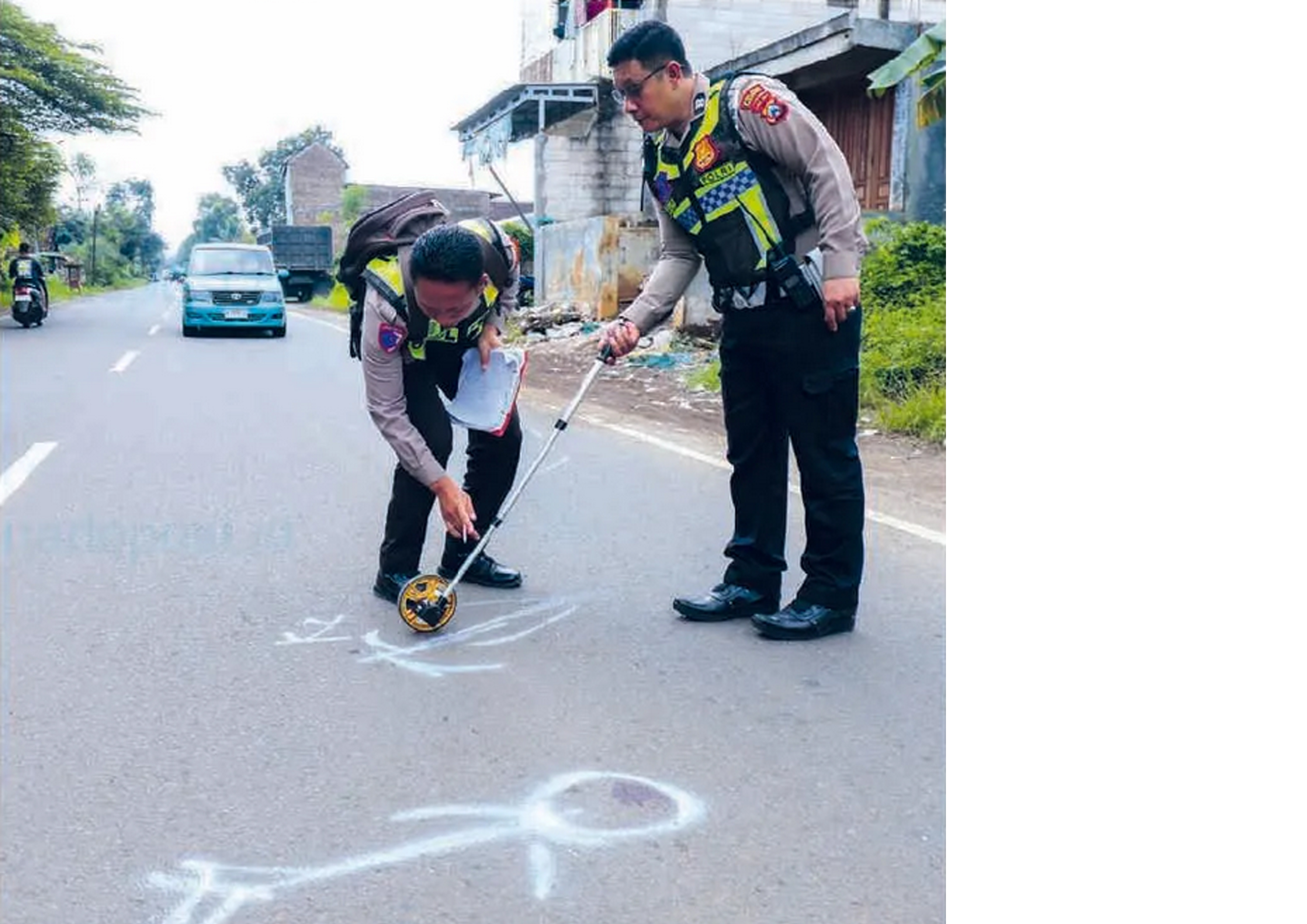 Lokasi Kejadian: Petugas Satlantas Polres Pasuruan olah TKP di Jalan Raya Bromo, Desa Tebas, Kecamatan Gondangwetan