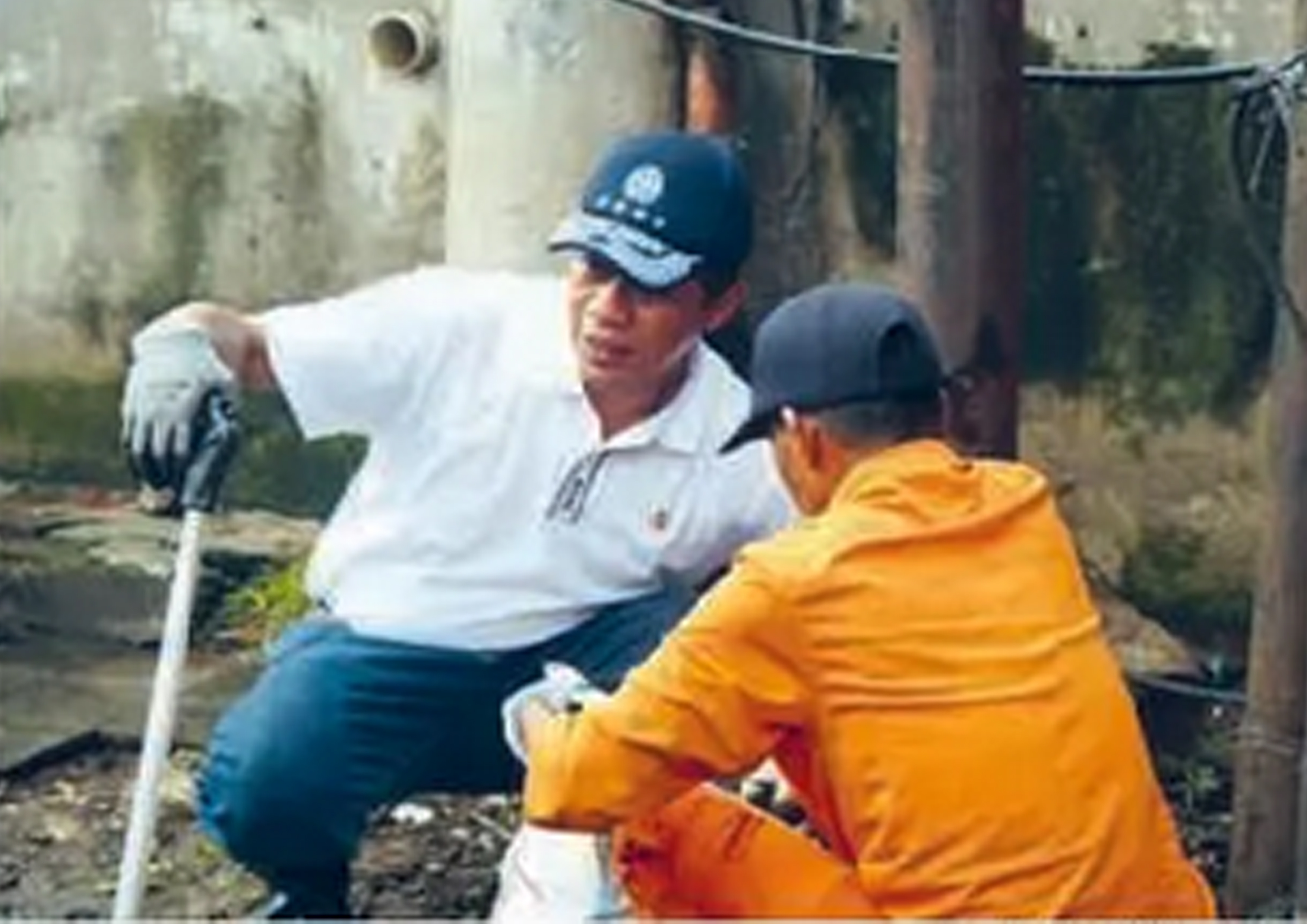 Menteri Lingkungan Hidup Hanif Faisol Nurofiq (kiri) melakukan kegiatan bersih-bersih sampah di Kota Bekasi