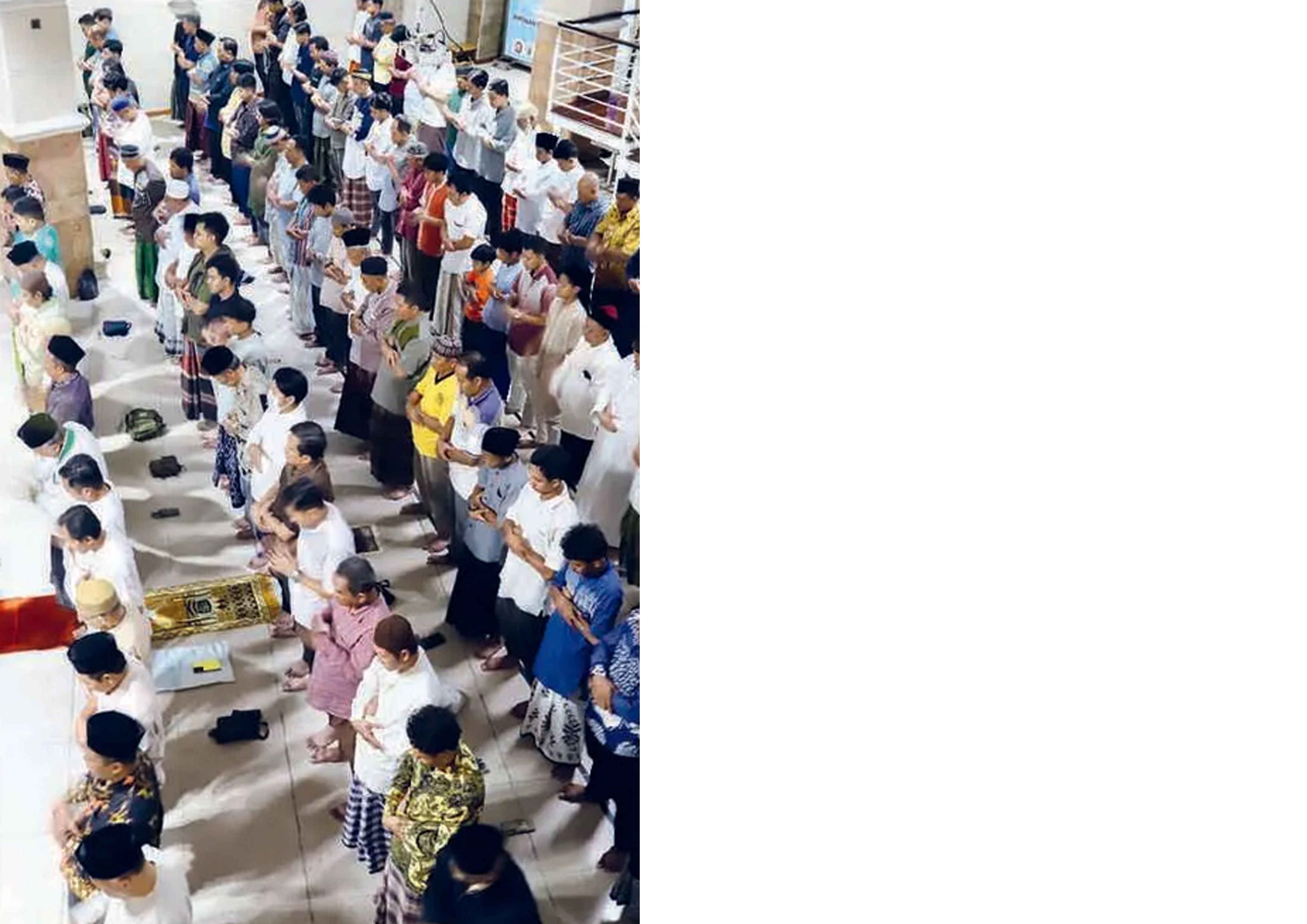 LEBIH AWAL: Warga Muhammadiyah melaksanakan salat Tarawih di Masjid Jenderal Sudirman, Surabaya, Jawa Timur, tadi malam (17/2).