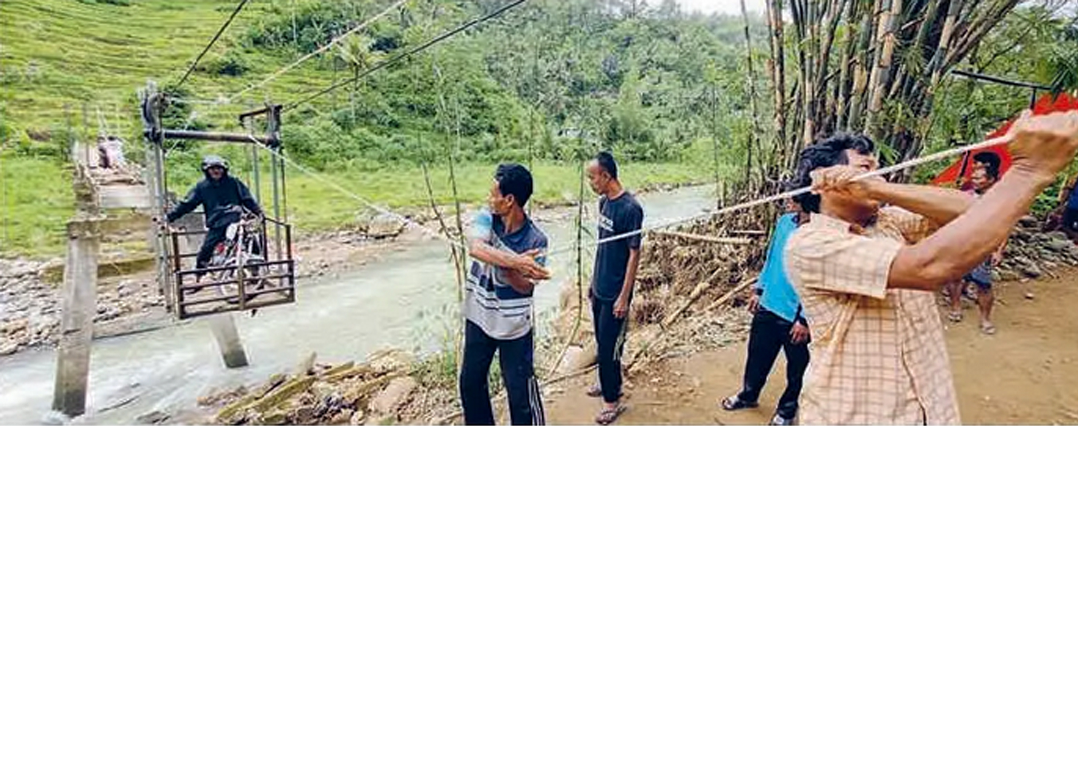 SOLUSI SEMENTARA: Warga Dusun Purworejo, Desa Gedangan, Ponorogo, Jawa Timur, memanfaatkan gondola rakitan untuk aktivitas sehari-hari.