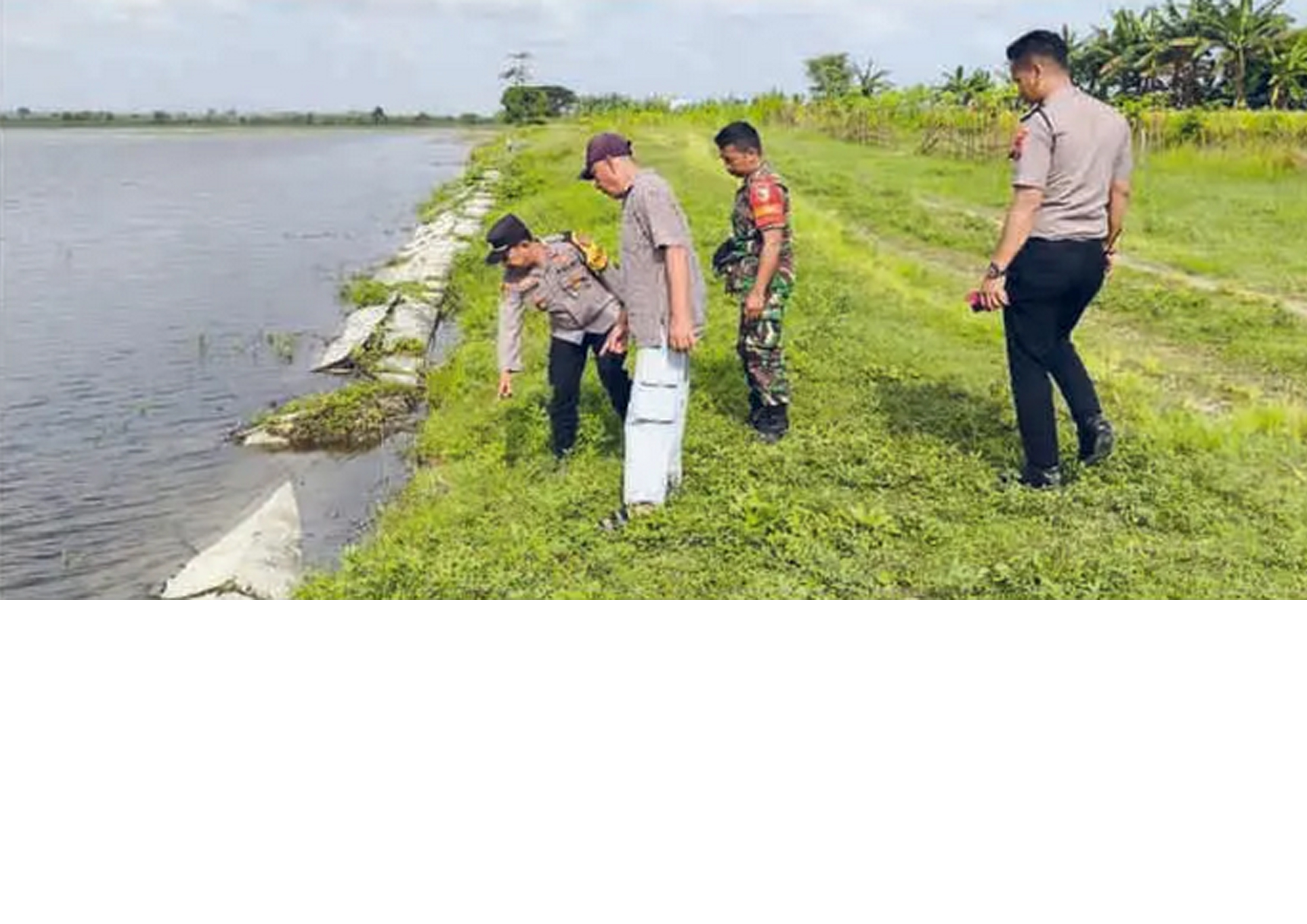 TRAGIS: Petugas mendatangi lokasi tiga bocah yang terpleset di waduk Desa Menongo, Lamongan, kemarin (17/2).