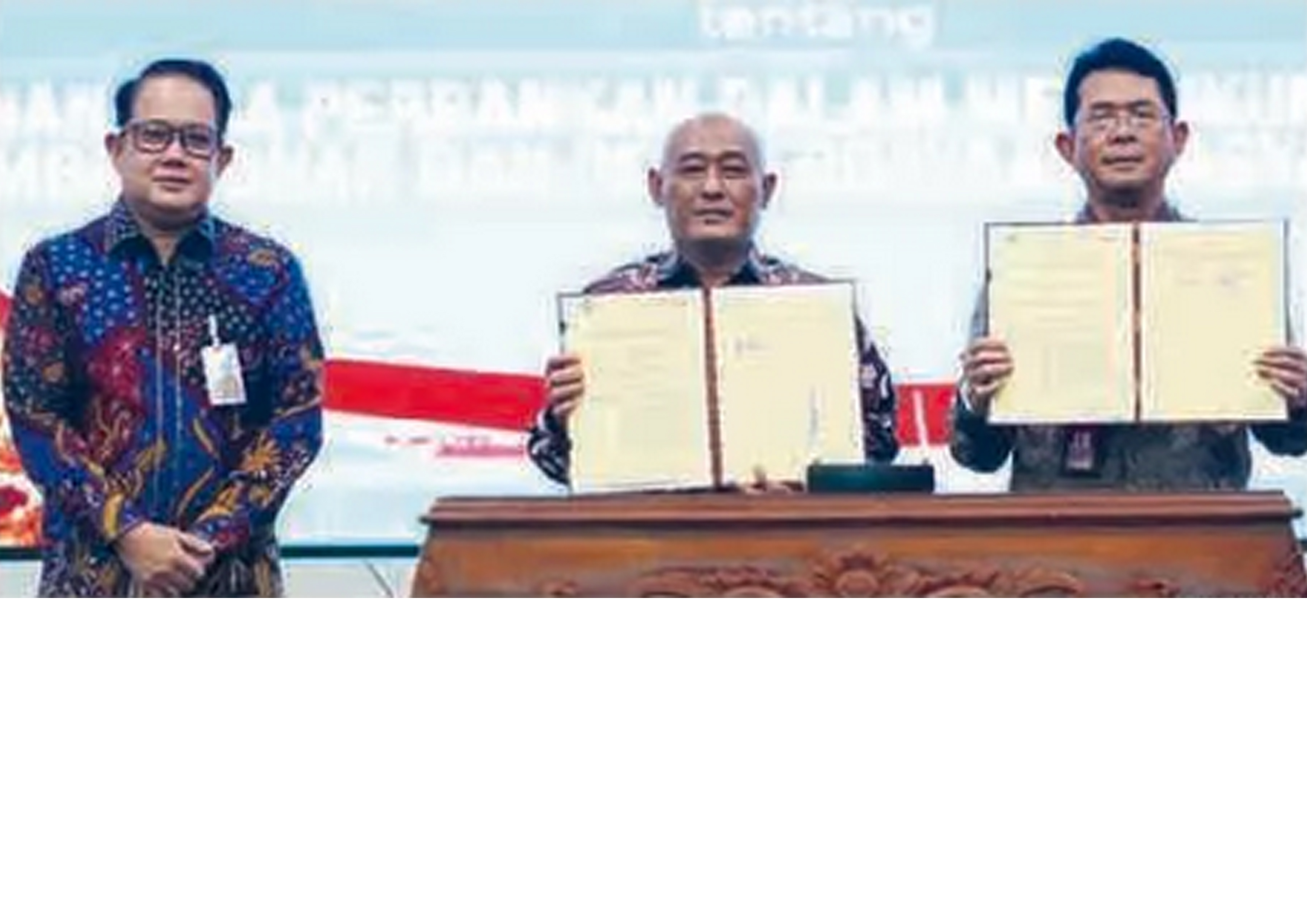 Dari kiri, Sekretaris Daerah Pemprov Jatim Adhy Karyono, Direktur Jenderal Pembangunan Desa dan Perdesaan Kemendes PDT Nugroho Setijo Nagoro, serta Direktur Utama Bank Jatim Winardi Legowo