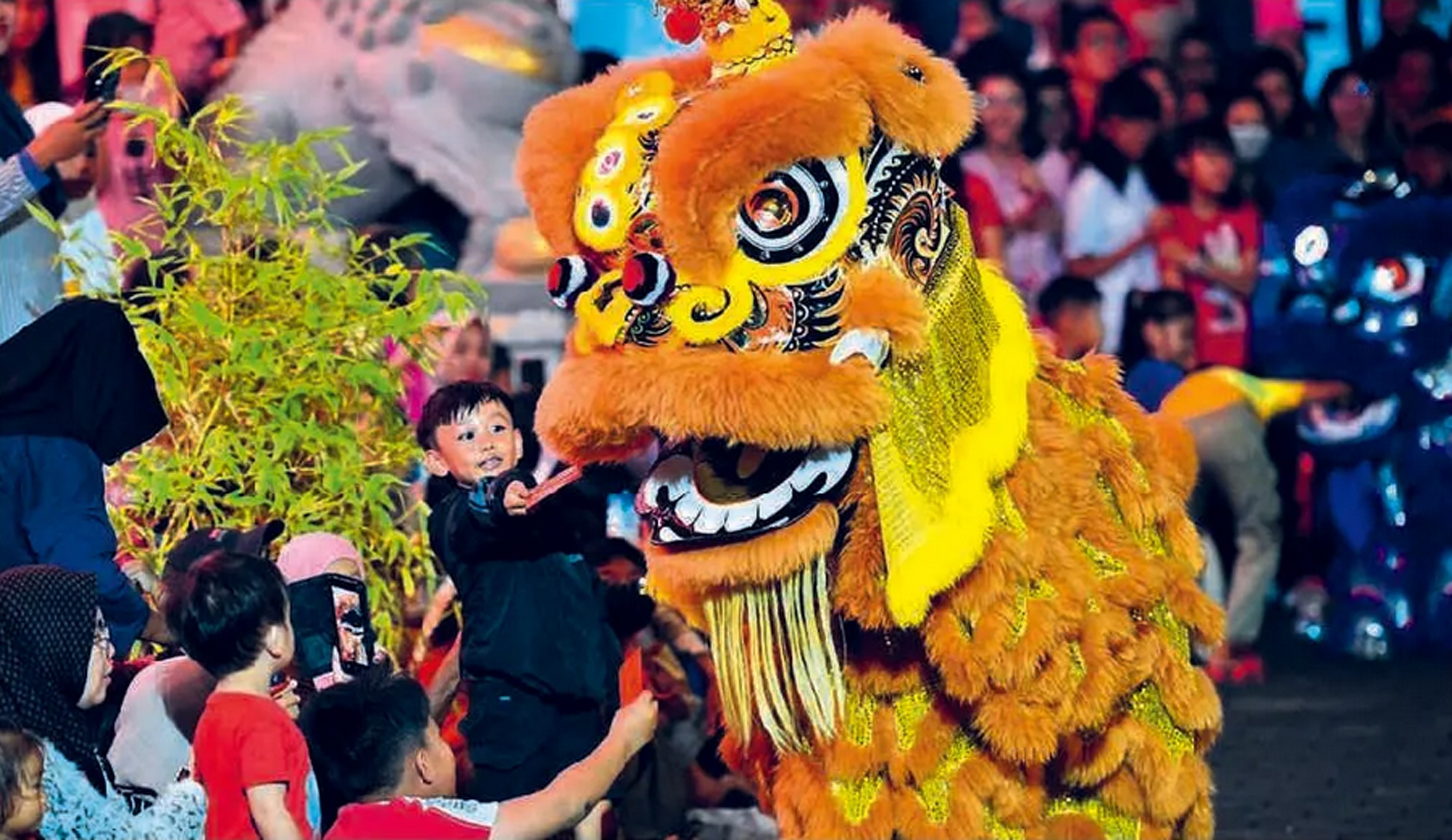 PENUH WARNA: Atraksi liang-liong menghibur masyarakat di halaman Klenteng Hoo Tong Bio Banyuwangi, Senin malam (16/2).