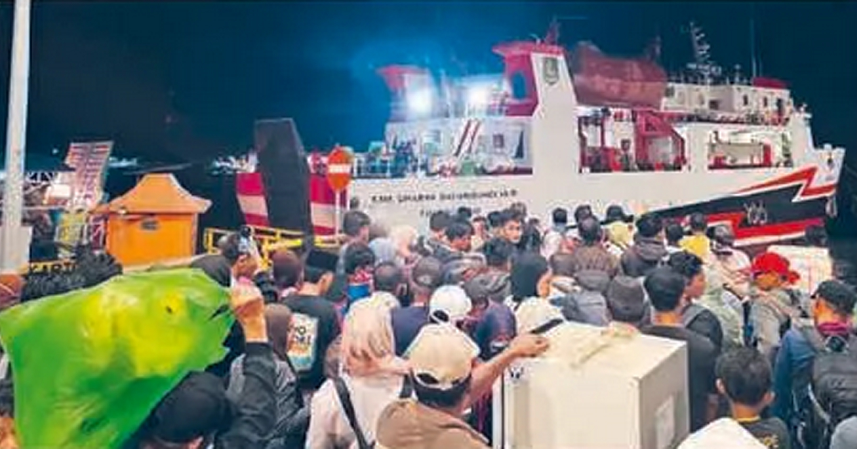 DIBUTUHKAN WARGA: Sejumlah penumpang bergantian menaiki KMP DBS III di Pelabuhan Kalianget, Sumenep pada Kamis (12/2). Saat ini, kapal itu kembali berhenti beroperasi.