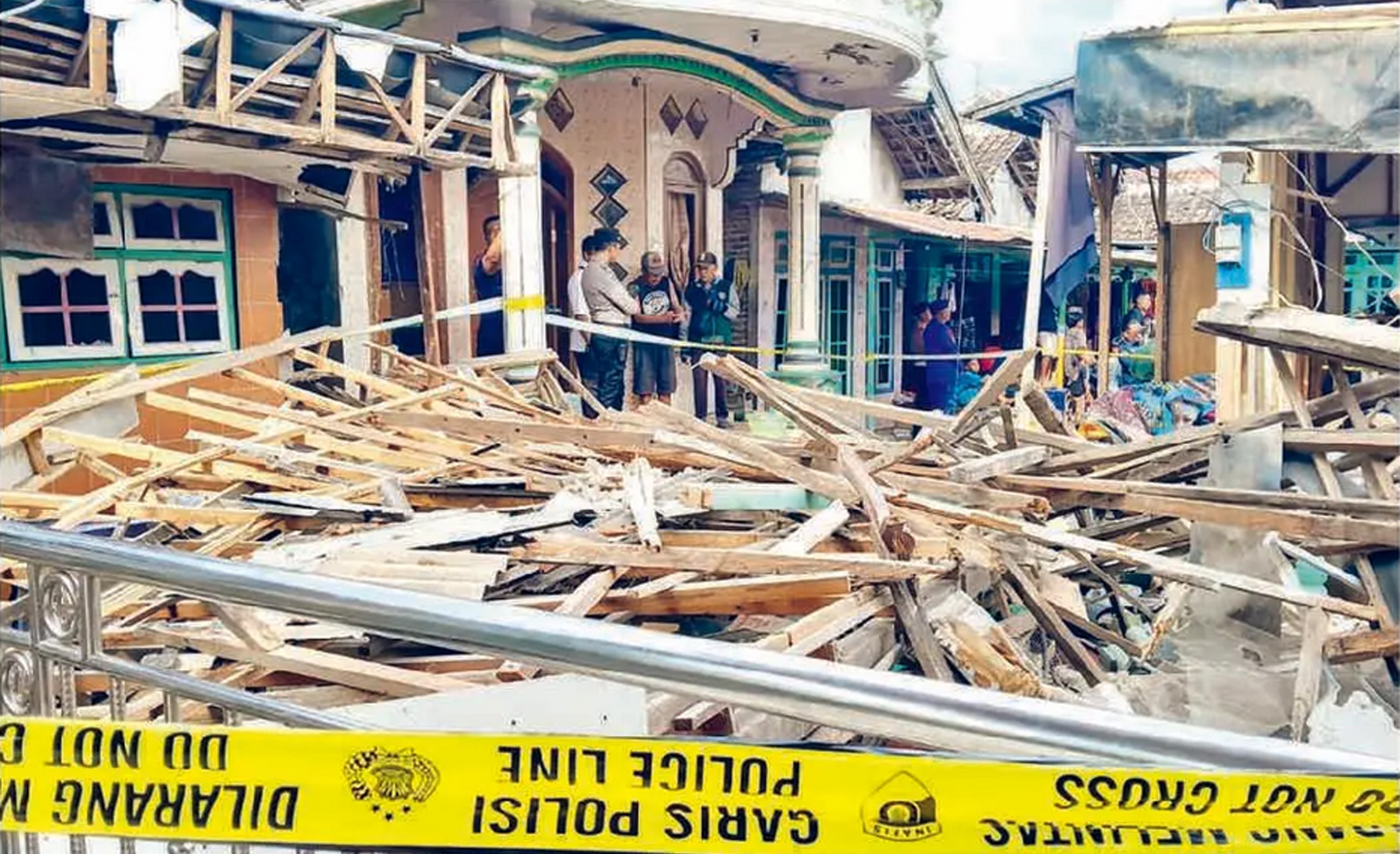 Rumah Kulsum yang roboh akibat ledakan petasan di Dusun Mimbo, Desa Sumberanyar, Situbondo, Jatim, kemarin (18/2).