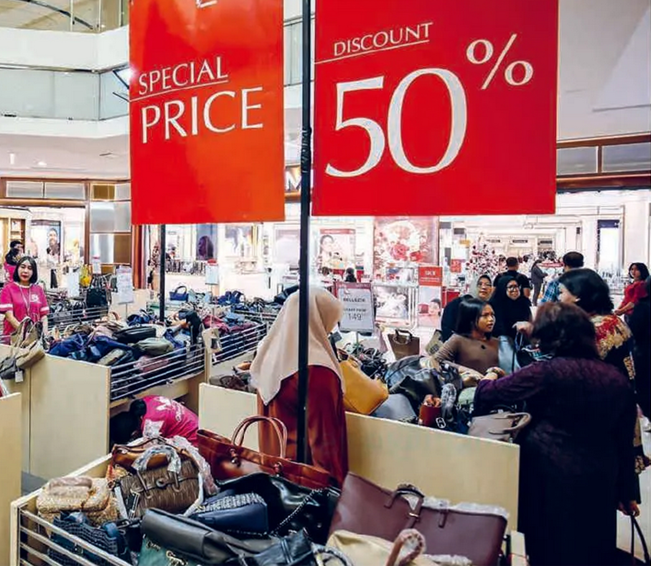 Konsumsi masyarakat di momen Lebaran diprediksi meningkat. Pemerintah dan pelaku usaha ritel menyiapkan program khusus.