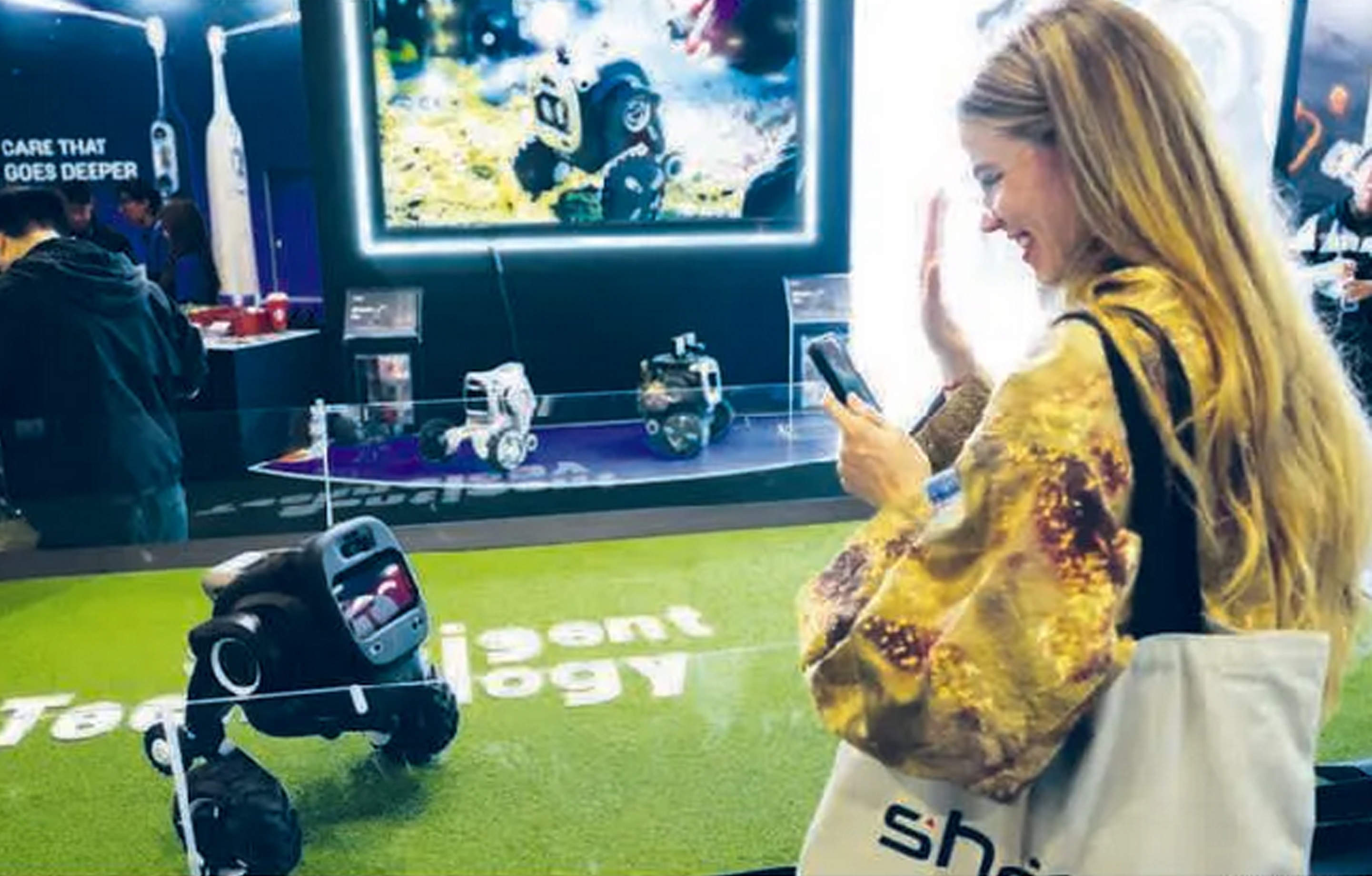 Pengunjung berinteraksi dengan robot di ajang Consumer Electronics Show (CES) di Las Vegas.