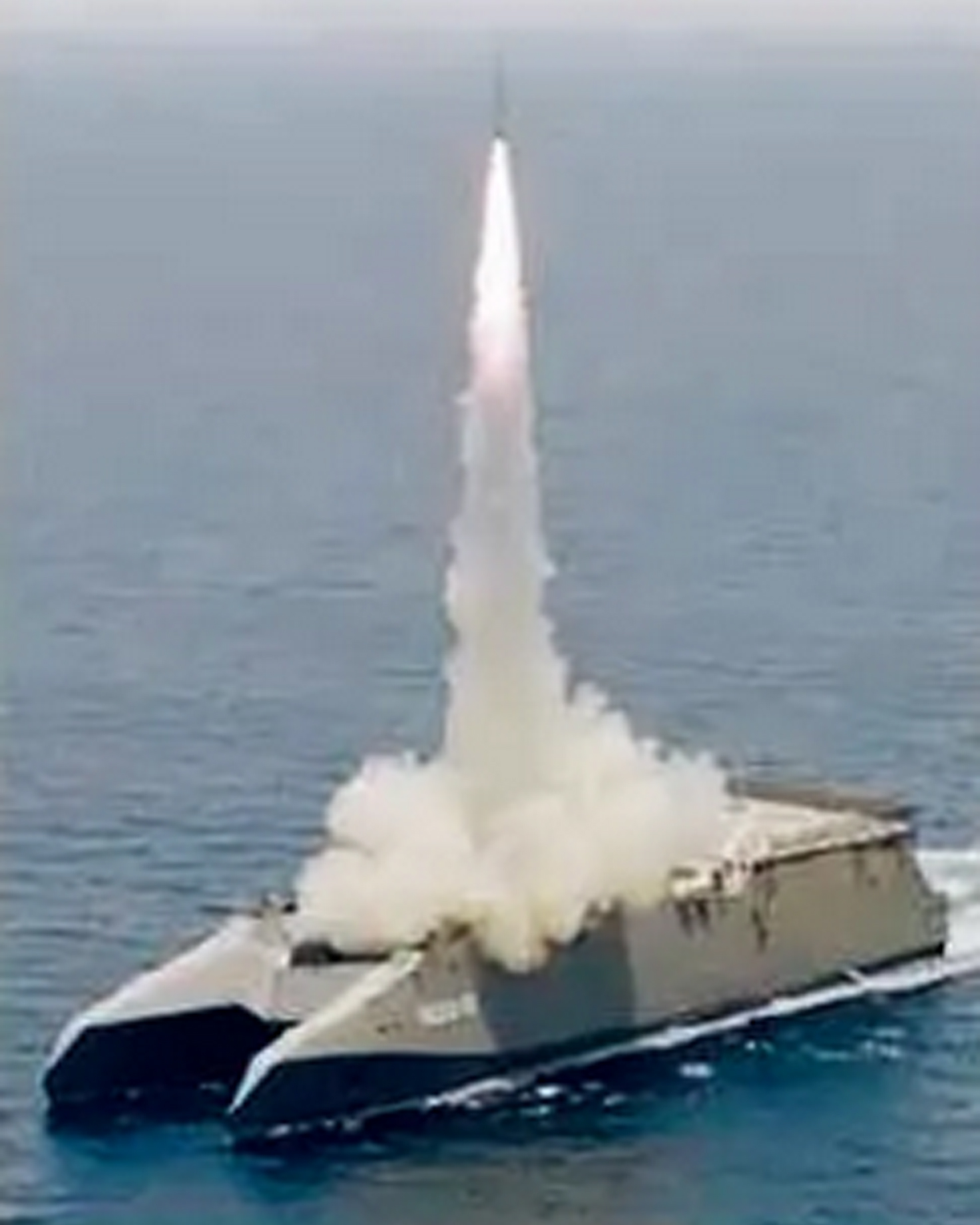 Sebuah roket ditembakkan dalam latihan militer Garda Revolusi Iran di Selat Hormuz (17/2).