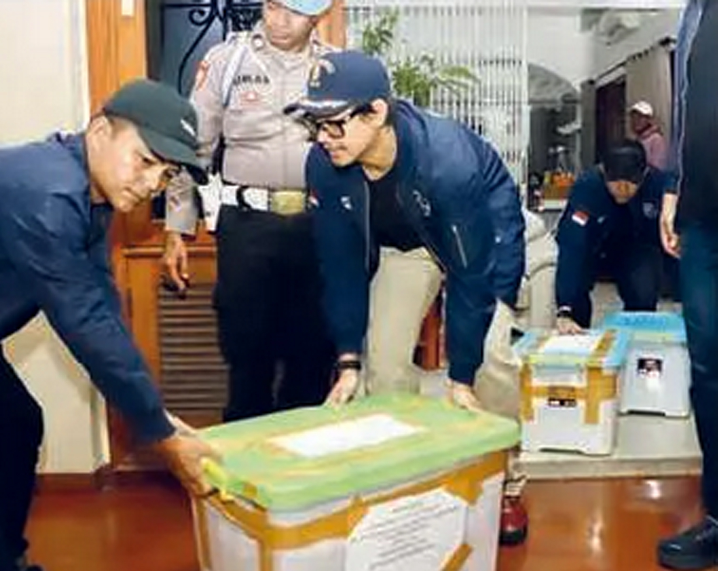 Anggota Bareskrim Polri mengamankan empat boks dari rumah di Jalan Tampo Mas, Surabaya, kemarin (19/2).