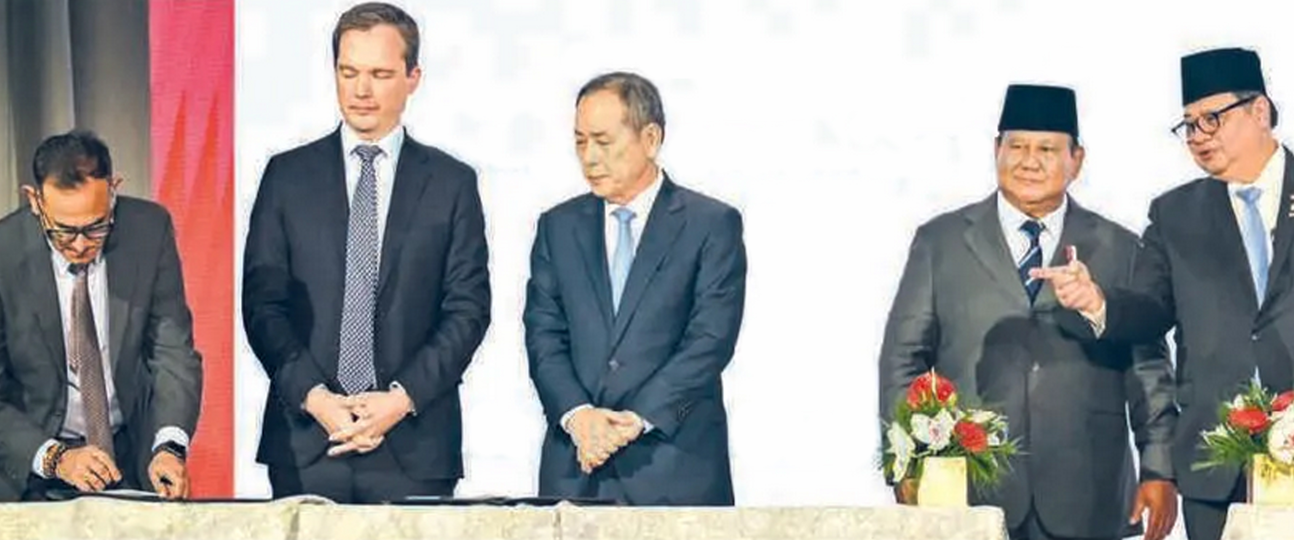 Presiden Prabowo Subianto (empat dari kiri) bersama Menko Perekonomian Airlangga Hartarto (lima dari kiri) menyaksikan penandatanganan nota kesepahaman