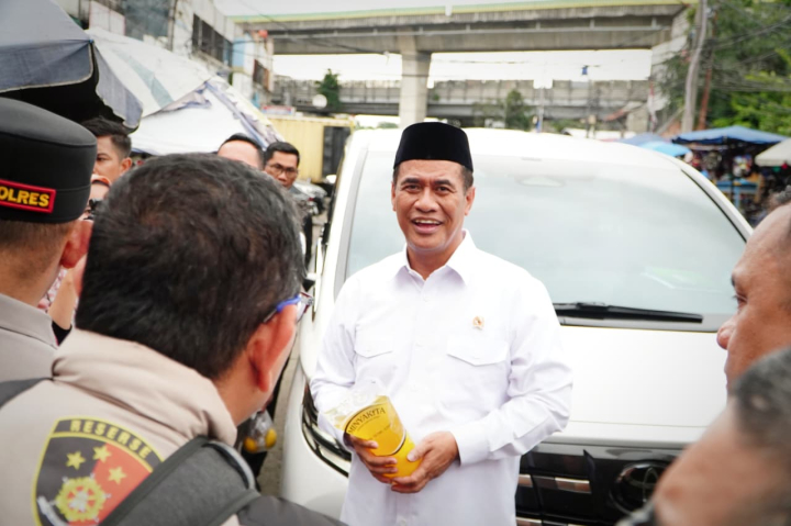 Menteri Pertanian (Mentan) Andi Amran Sulaiman meminta Satgas Pangan mengusut tuntas peredaran barang lama tersebut agar tidak ada lagi produk bermasalah beredar di pasar. (Kementan)