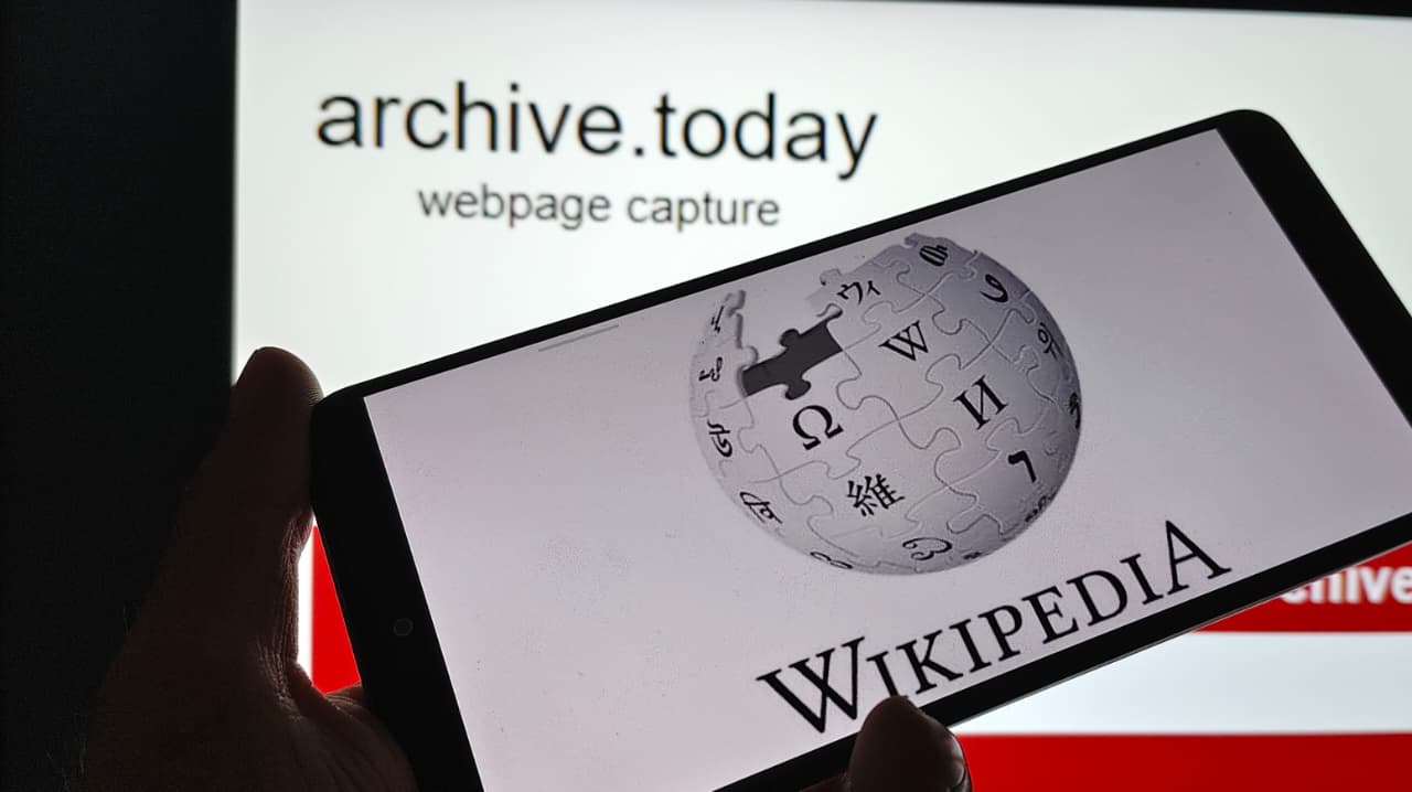 Branding archive.today dan logo Wikipedia di layar 