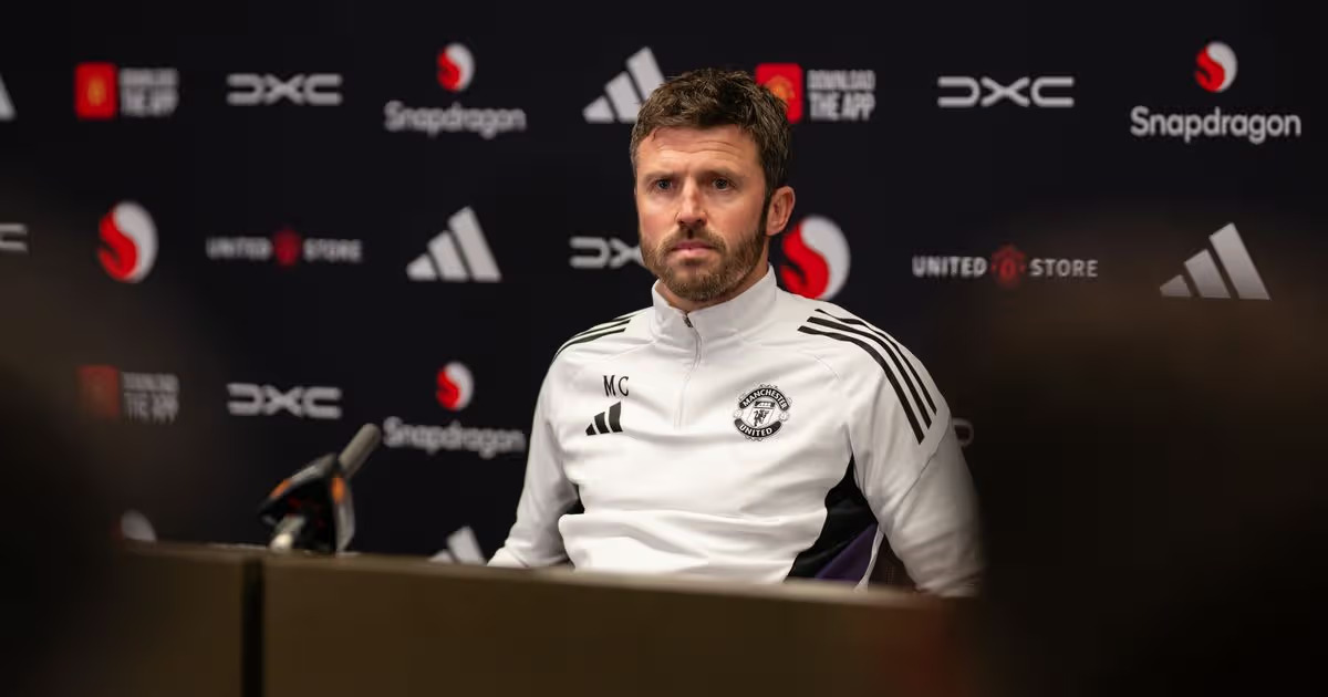 Michael Carrick dalam sebuah konpers sebagai pelatih Man United