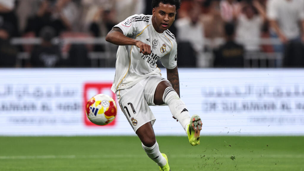 Rodrygo saat memberikan tendangan khasnya