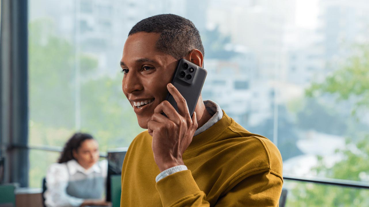 Orang menggunakkan smartphone