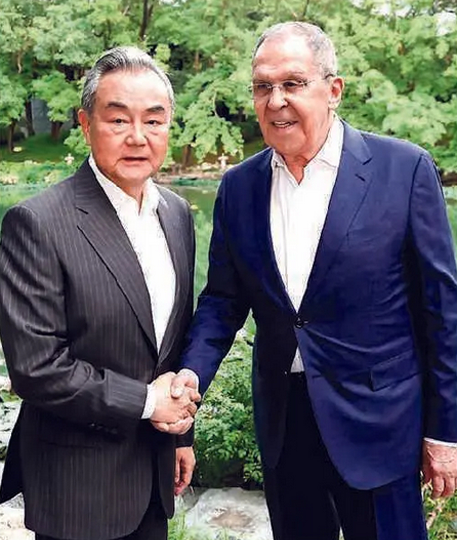 SATU SIKAP: Menteri Luar Negeri Tiongkok Wang Yi (kiri) dan Menteri Luar Negeri Rusia Sergey Lavrov dalam sebuah pertemuan. Keduanya mengkritik keras sekaligus mengecam serangan AS-Israel