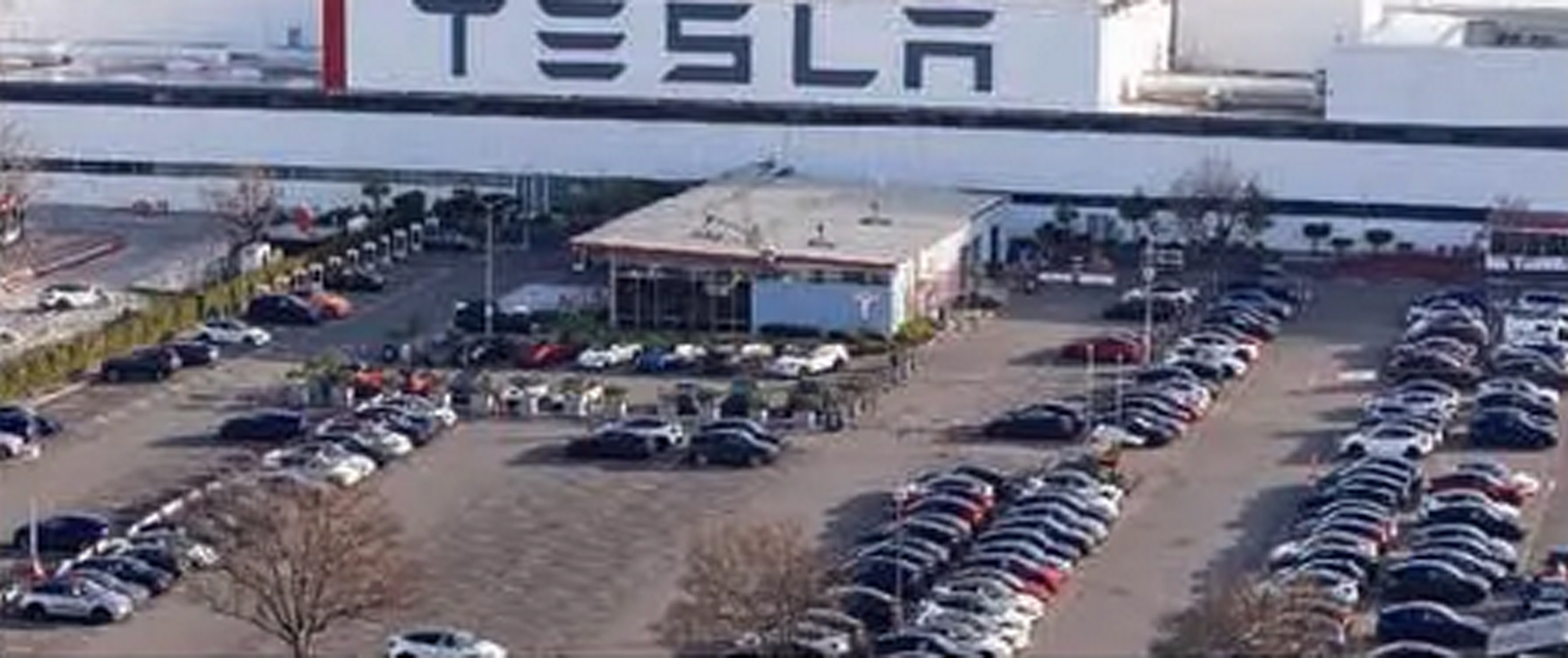 AMBISIUS: Elon Musk meyakini bakal memiliki fasilitas produksi Tesla di permukaan bulan pada 2045.