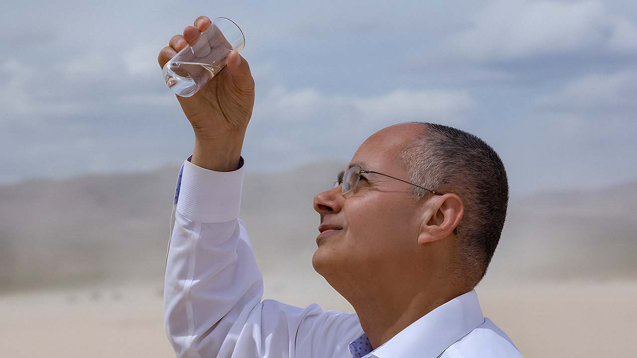 Prof. Omar Yaghi sedang menguji prototipe ciptaannya di Death Valley, Kalifornia