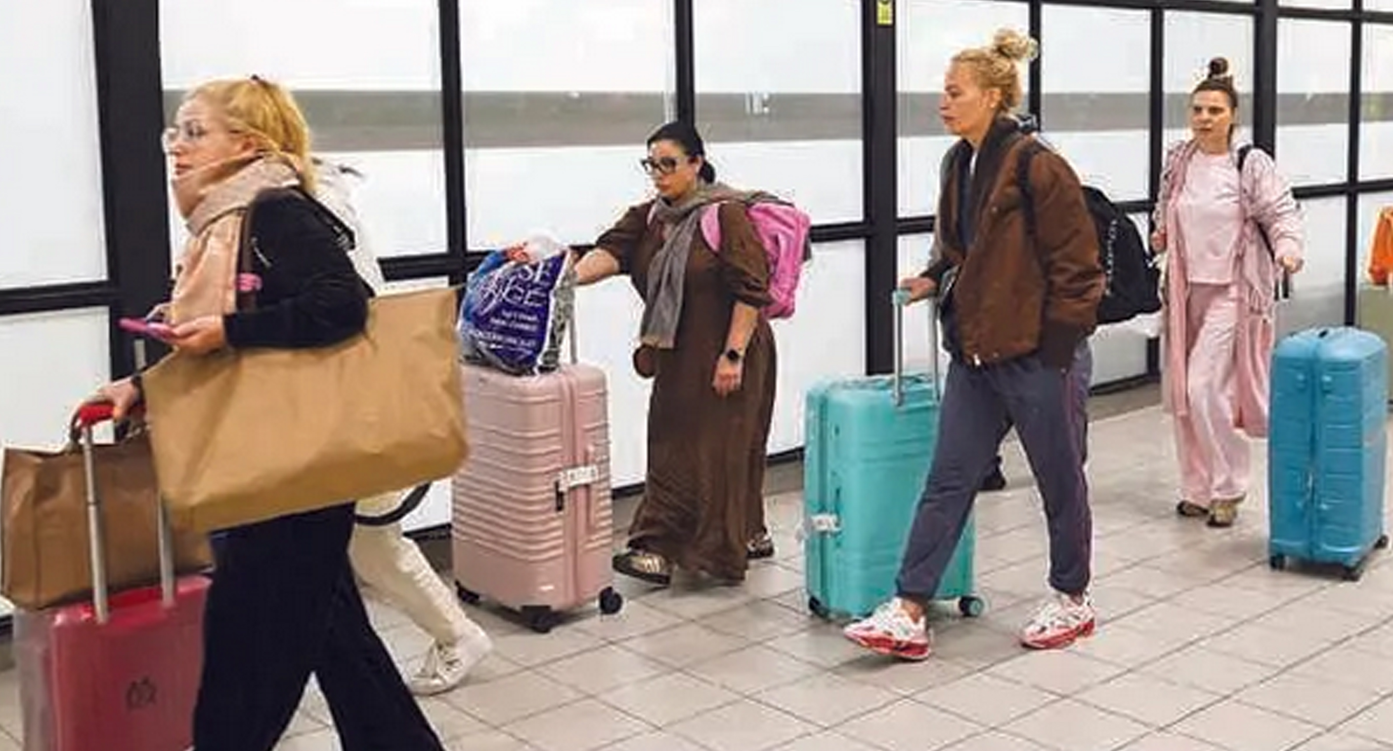 KEMBALI: Para penumpang pesawat yang sempat tertahan di Dubai tiba di Bandara Internasional Vasil Levski, Sofia, Bulgaria.