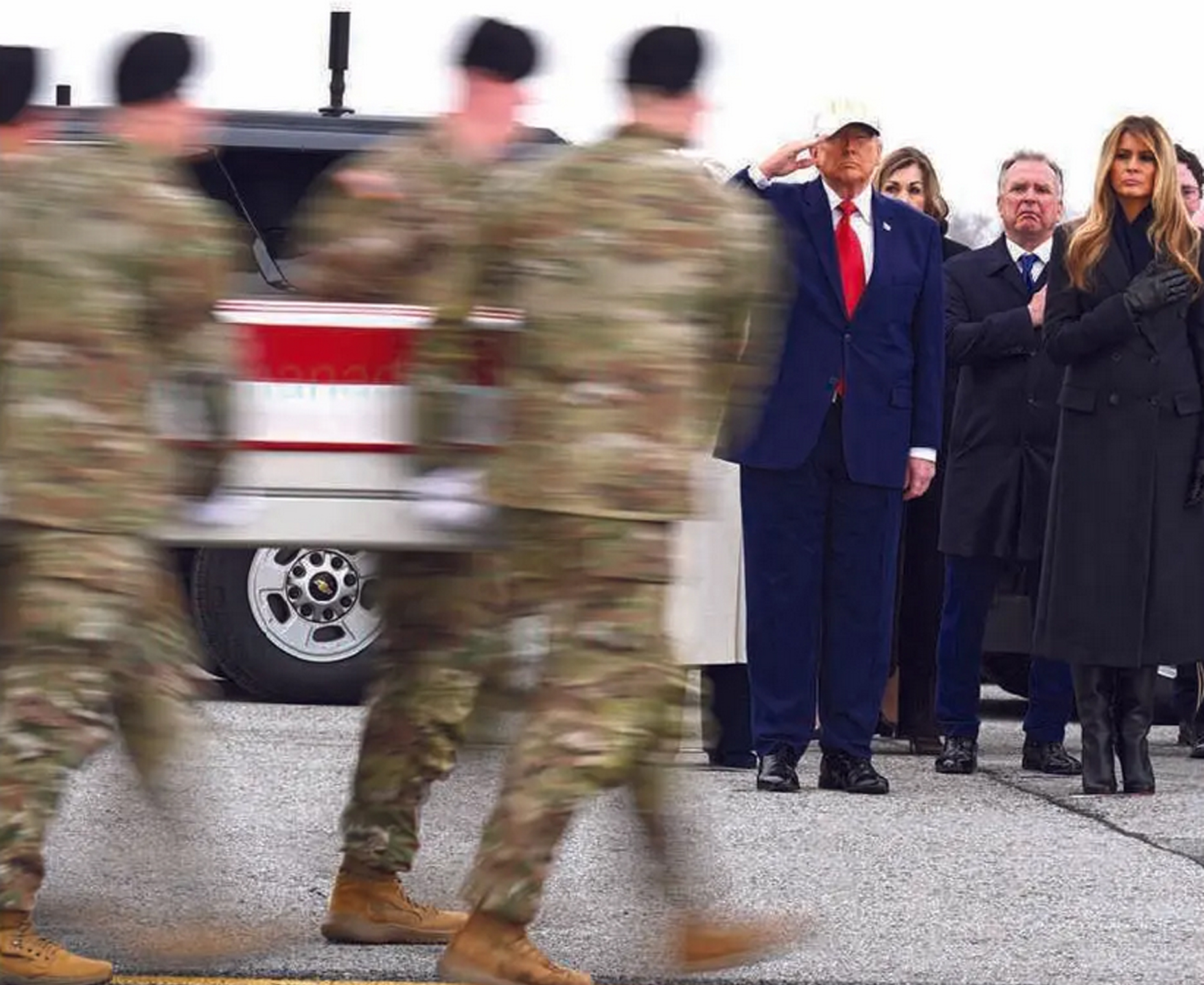 KORBAN BERJATUHAN: Presiden AS Donald Trump memberikan penghormatan dalam upacara pemakaman Sersan Satu Nicole M. Amon yang tewas dalam serangan Iran ke pusat komando AS di Port Shuaiba, Kuwait (7/3).