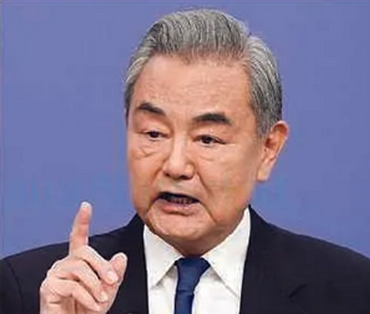 KECAM PERANG: Menteri Luar Negeri Tiongkok Wang Yi dalam jumpa pers kebijakan luar negeri saat Kongres Rakyat Nasional kemarin (8/3).