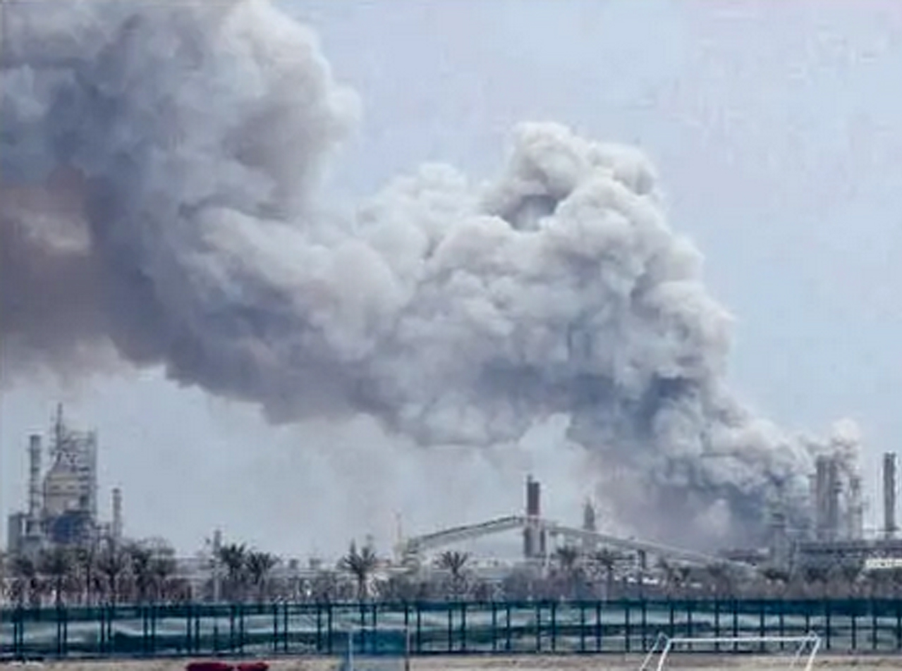 DAMPAK KONFLIK: Asap hitam membubung dari Kilang Pulau Sitra, Bahrain, setelah terkena serangan drone kemarin (9/3)