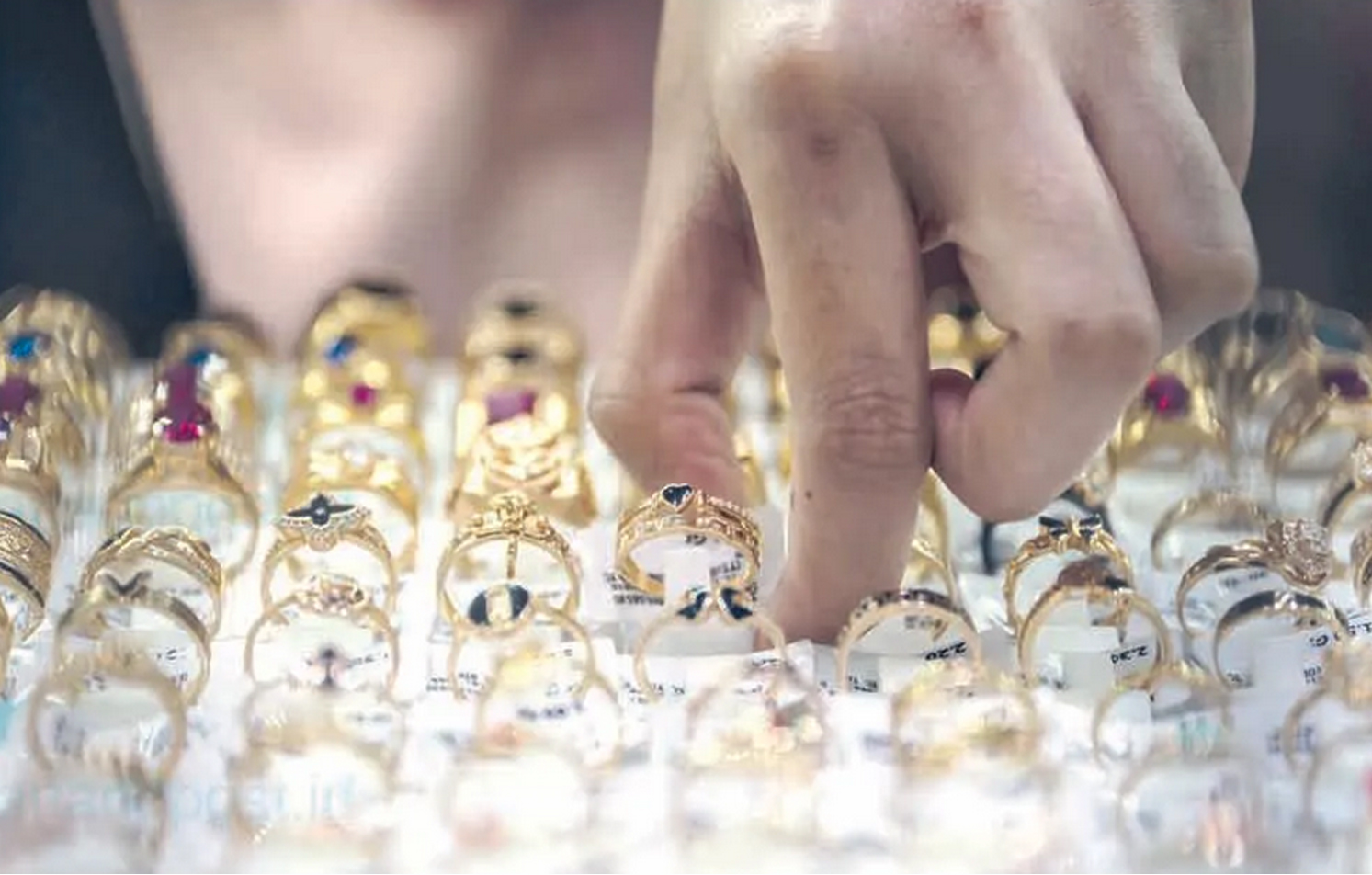 BERKUALITAS: Uji kadar emas menjadi bagian penting untuk memastikan kemurnian produk tetap terjaga.