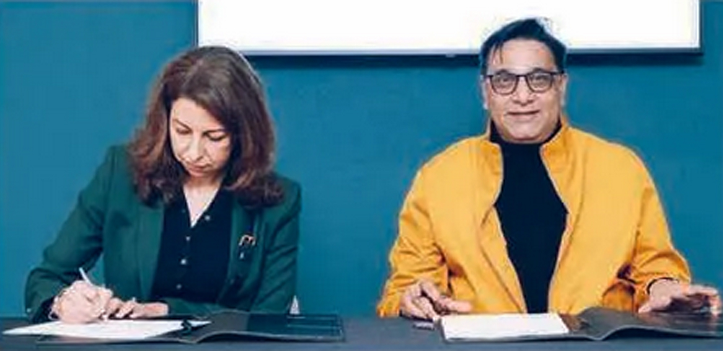 President Director and Chief Executive Officer of Indosat Ooredoo Hutchison Vikram Sinha (kanan) dan President Director Ericsson Indonesia Nuura Vahlby menandatangani MoU di sela Mobile World Congress