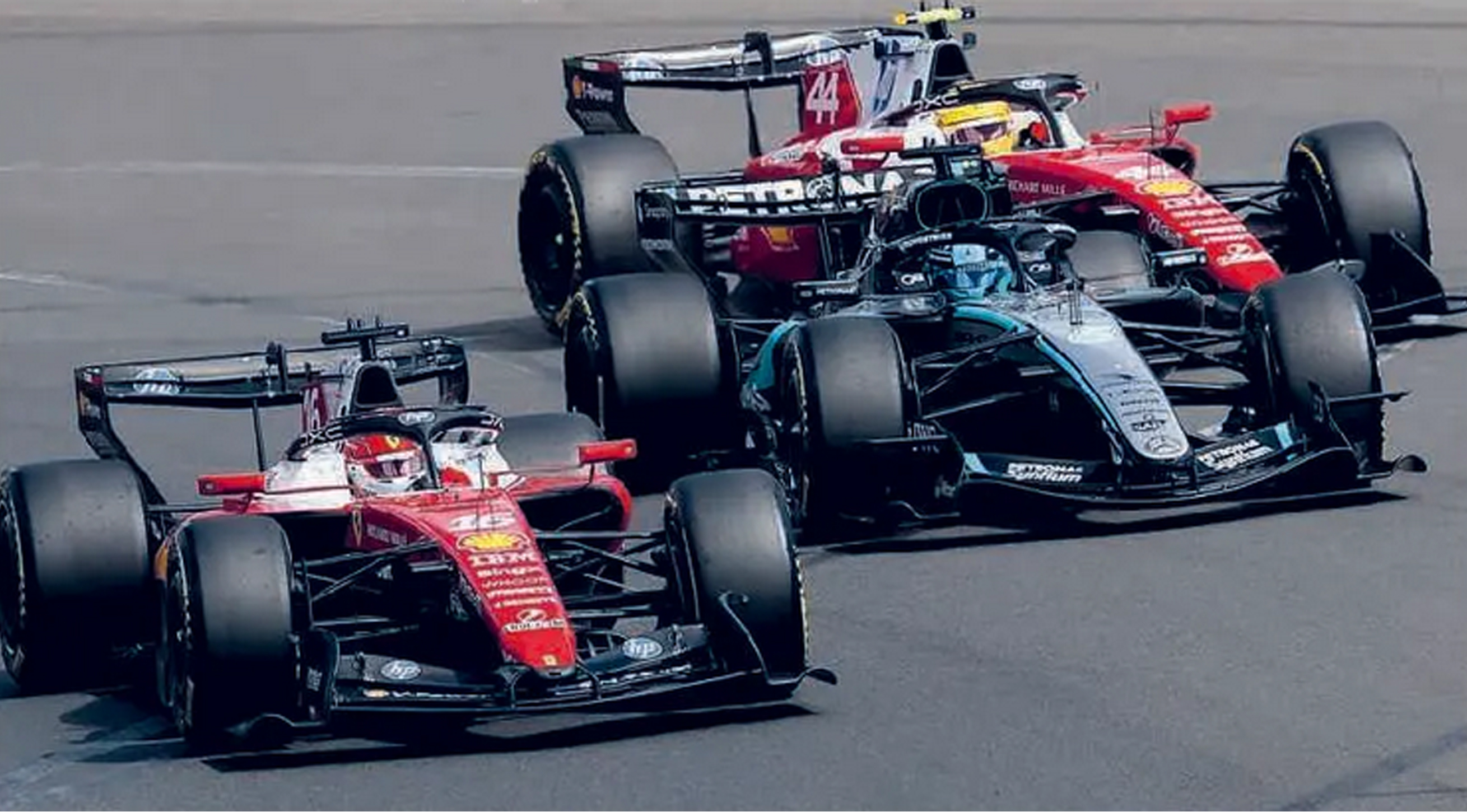 BUTUH PENYESUAIAN: Pembalap Ferrari Charles Leclerc (kiri) adu sprint dengan rider Mercedes George Russell (tengah) pada balapan GP Australia, Minggu (8/3) lalu.