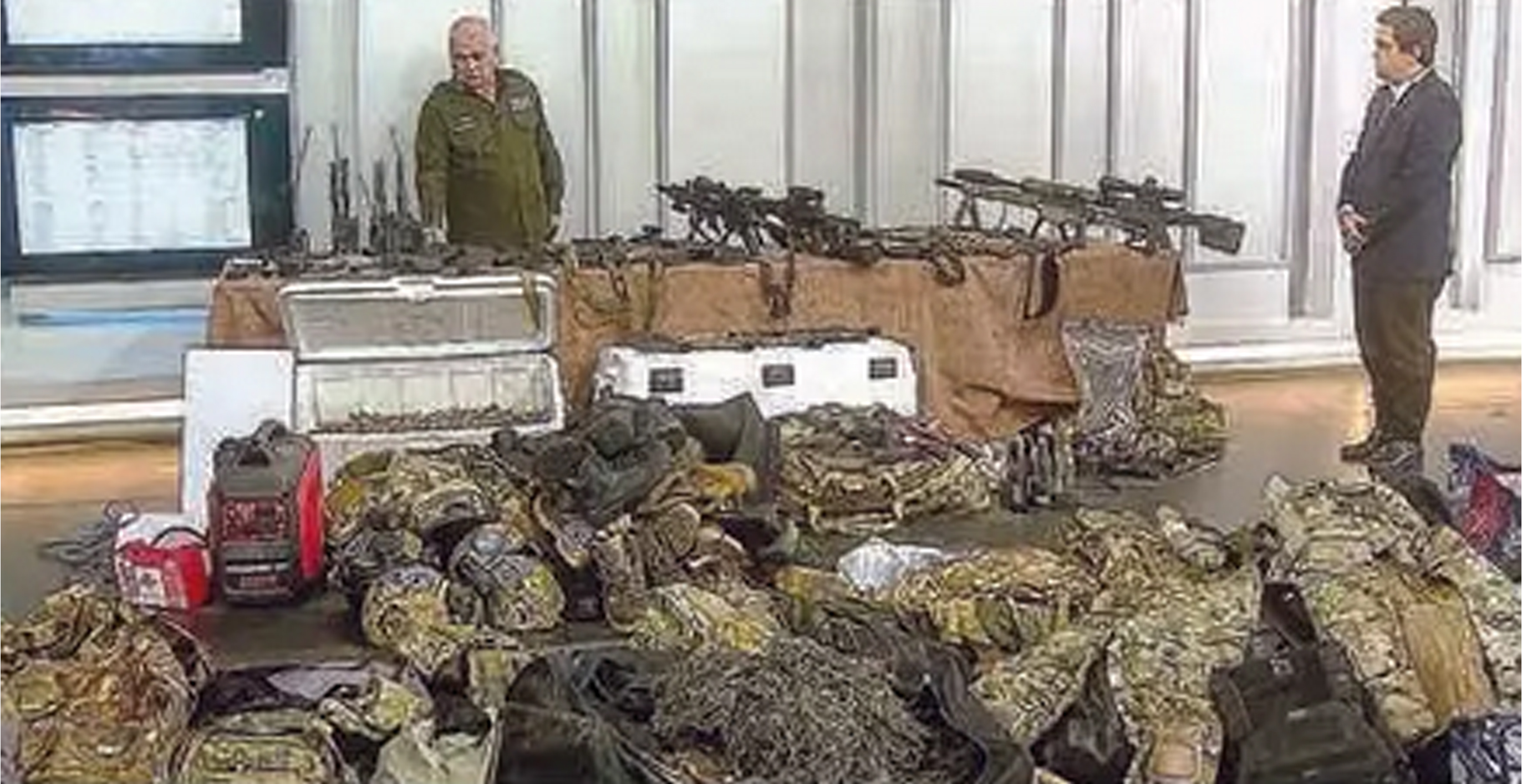 KONFRONTASI: Militer Kuba menyiagakan senjata dan peralatan tentara dari dalam kapal laut Amerika Serikat pada Februari lalu. Havana menolak intervensi Presiden Donald Trump.