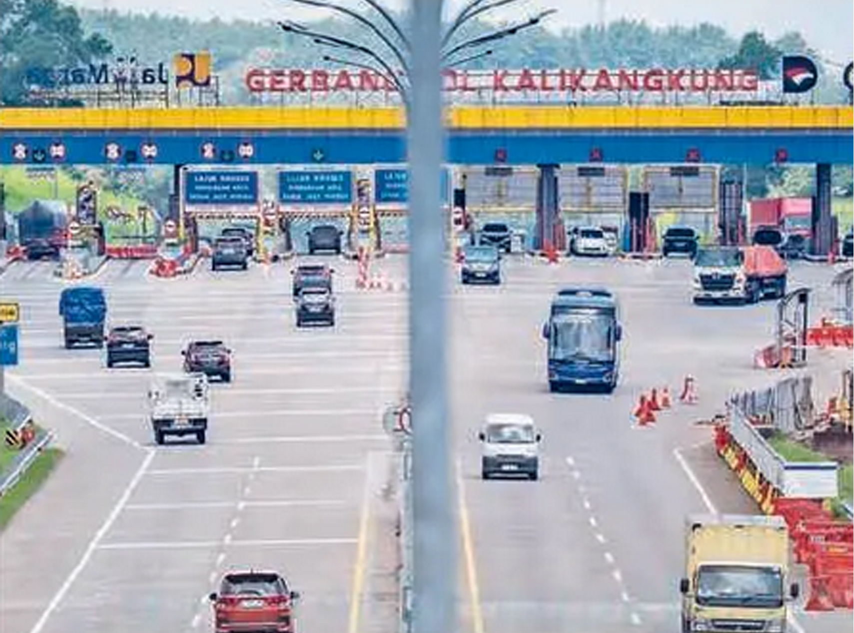 MASIH LANCAR: Jasa Marga memprediksi puncak arus mudik terjadi pada 18 Maret. Untuk memecah kemacetan, Jasa Marga memberikan diskon tarif tol 30 persen, salah satunya di ruas Batang&ndash;Semarang.