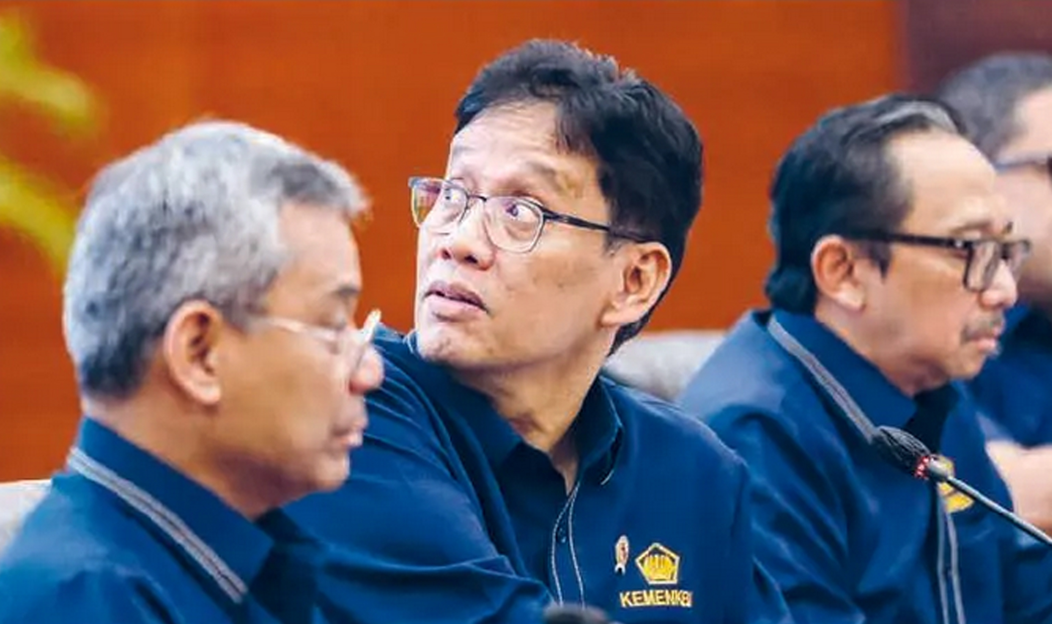 KINERJA FISKAL: Menteri Keuangan Purbaya Yudhi Sadewa (tengah) memberikan paparan pada konferensi pers APBN KiTa di Jakarta kemarin (11/3). Pendapatan negara mencapai Rp 358 triliun per Februari 2026,