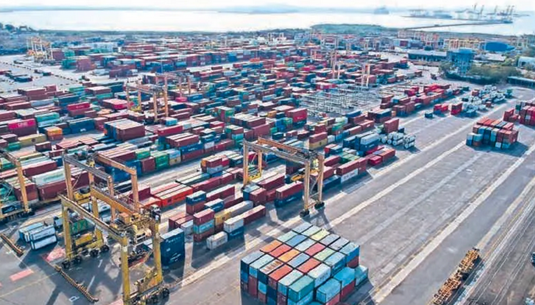 Tarif pengiriman kontainer 20 kaki yang saat ini sekitar USD 3.500 melalui Terusan Suez dapat meningkat hingga USD 6.000 jika harus memutar lewat Afrika Selatan.