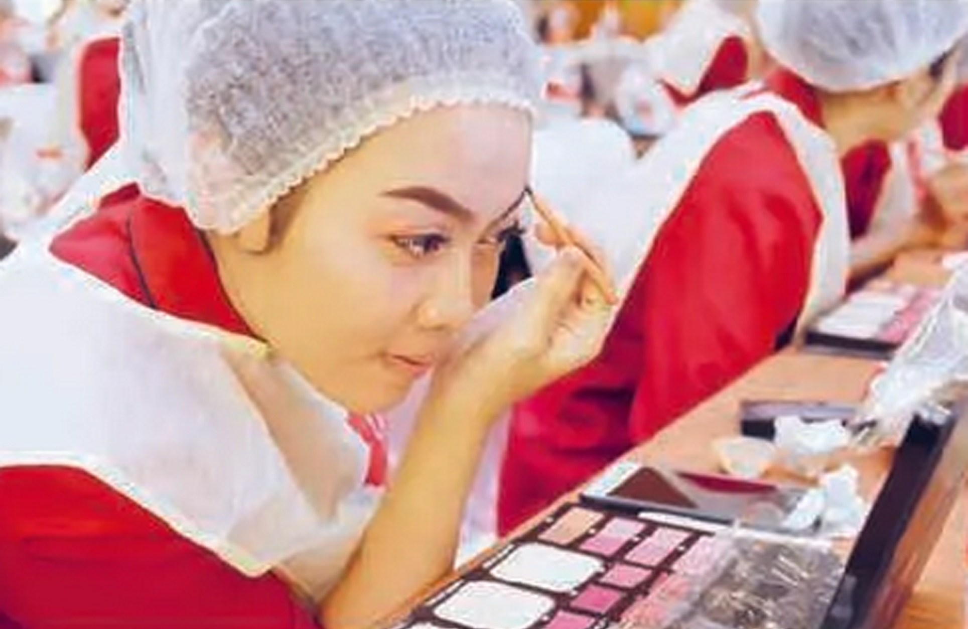 AMANKAN LOGISTIK: Kebutuhan kosmetik yang tinggi membuat produsen tetap yakin mencatat pertumbuhan signifikan. Tekanan impor masih bisa diatasi dengan strategi penjualan.