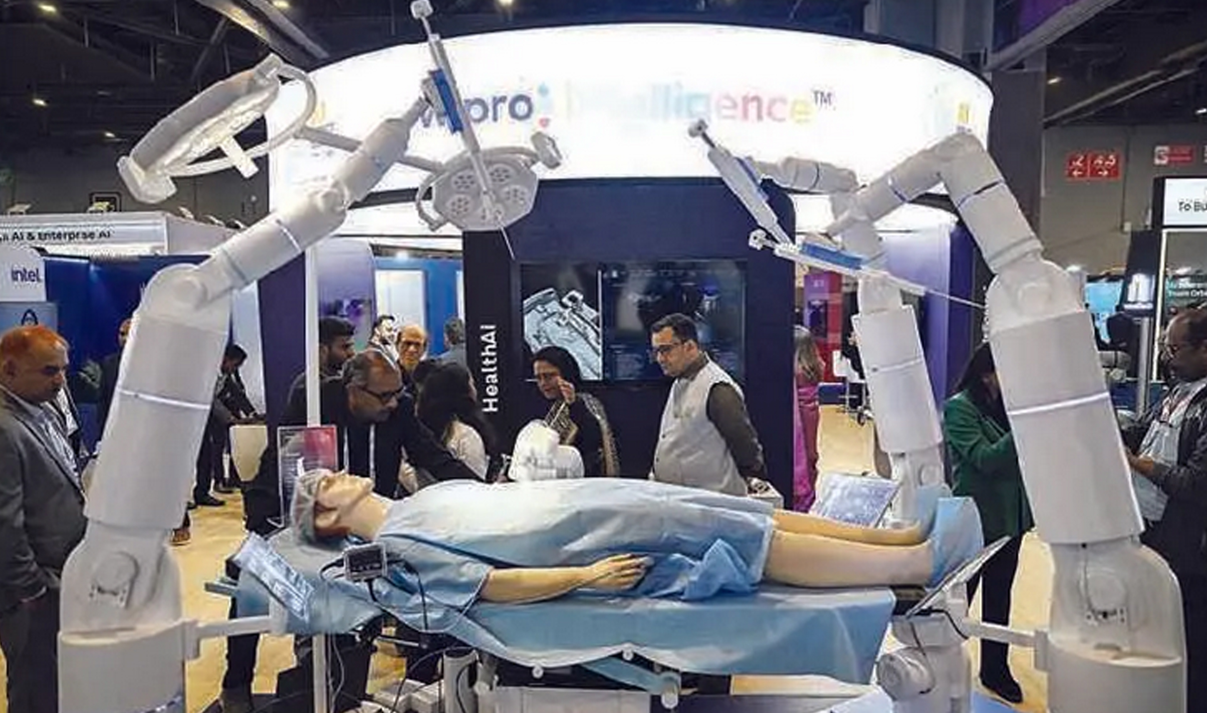 OTONOM: Pengunjung melihat robot diagnostik medis bertenaga AI milik raksasa teknologi India, Wipro, di New Delhi, India, bulan lalu.