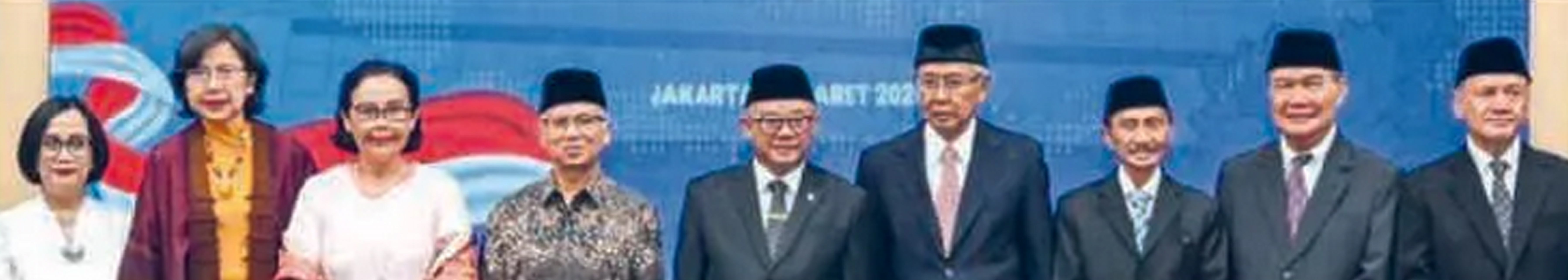 PENGUATAN KARAKTER: Abdul Mu&rsquo;ti (tengah) bersama anggota Dewan Pendidikan Nasional yang resmi dilantik pada Jumat (13/3).