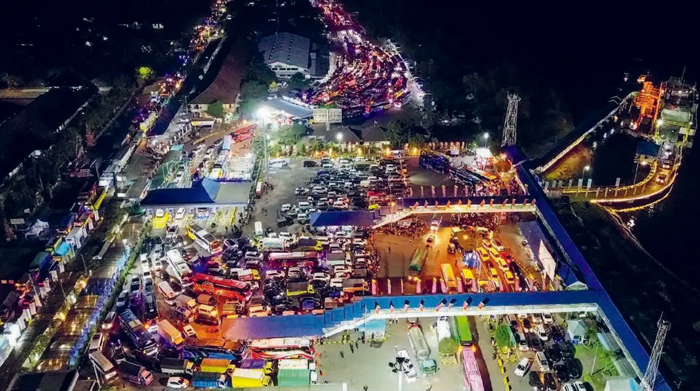 MENGULAR: Kendaraan mengantre masuk ke pelabuhan Gilimanuk, Jembrana, Bali, untuk menyeberang ke Banyuwangi. Ekor antrean mencapai 32 kilometer.