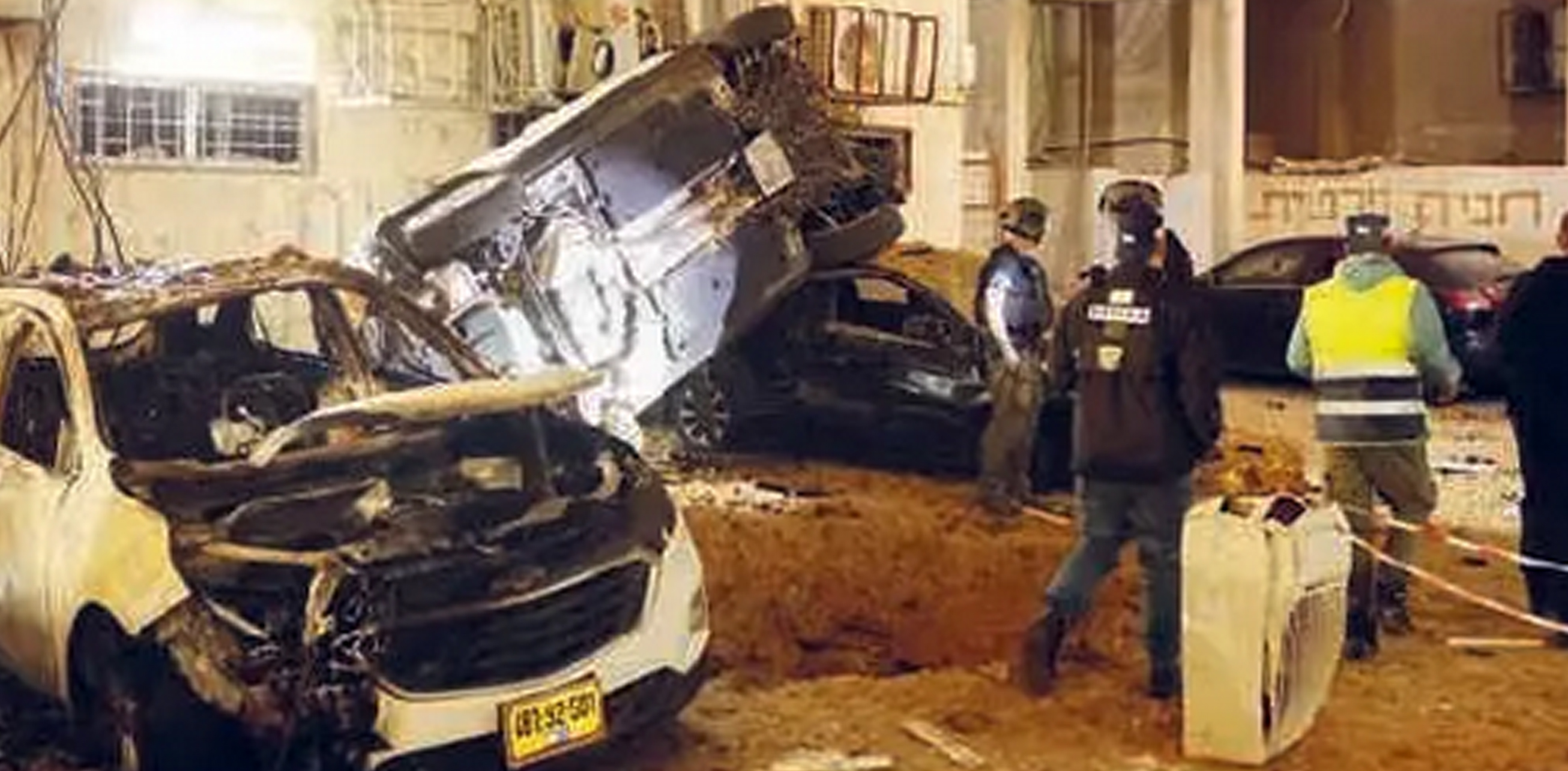 SASARAN TEMBAK: Aparat keamanan Israel mengecek mobil yang rusak terkena serangan roket di Holon, Israel, kemarin (15/3).