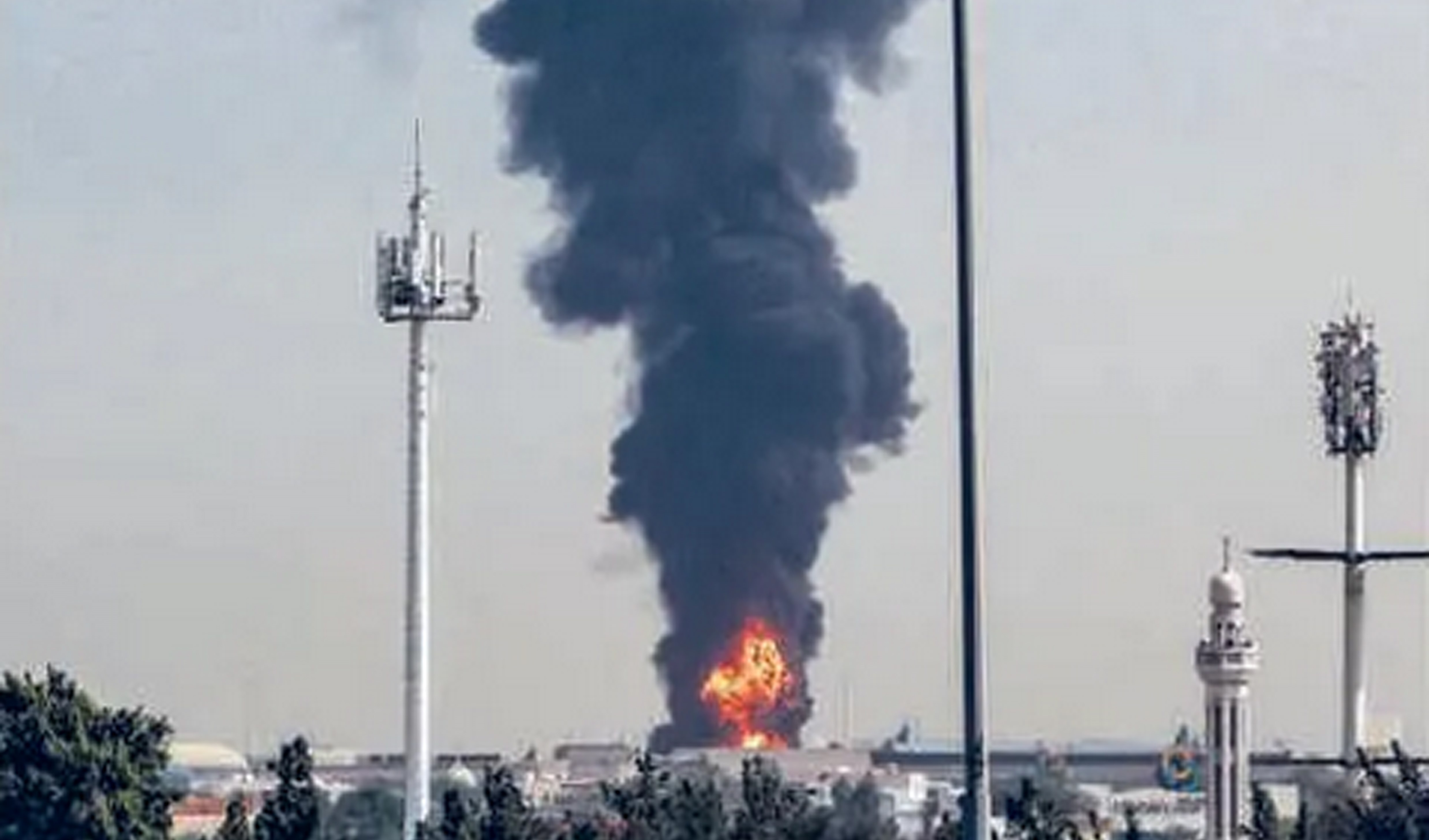 n (16/3). Kebakaran tersebut dipicu serangan drone ke tangki avtur.