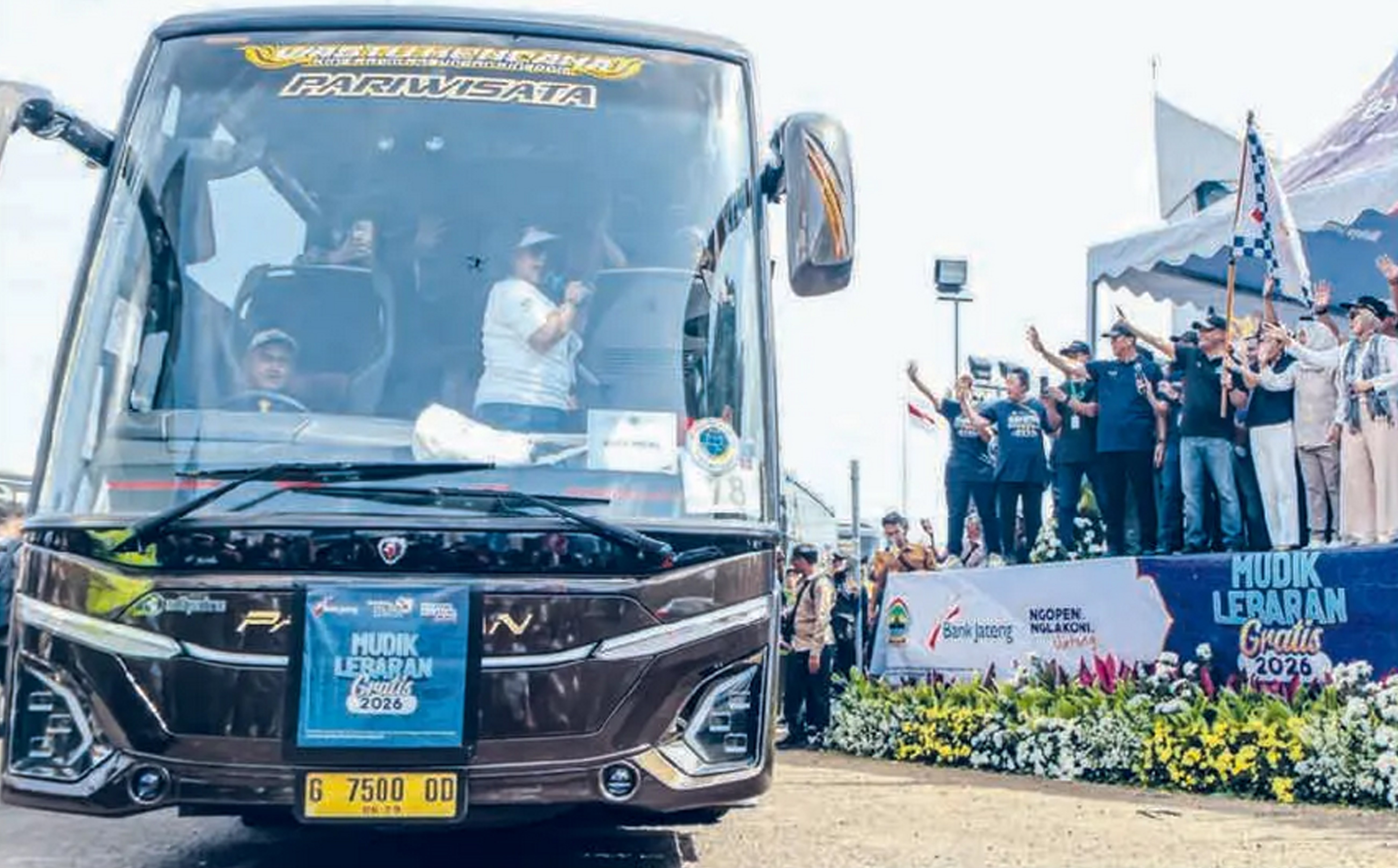 SELAMAT SAMPAI TUJUAN: Gubernur Jawa Tengah Ahmad Luthfi (empat dari kanan) melepas pemudik yang mengikuti program mudik gratis di Museum Purna Bhakti Pertiwi, Jakarta, kemarin (16/3).
