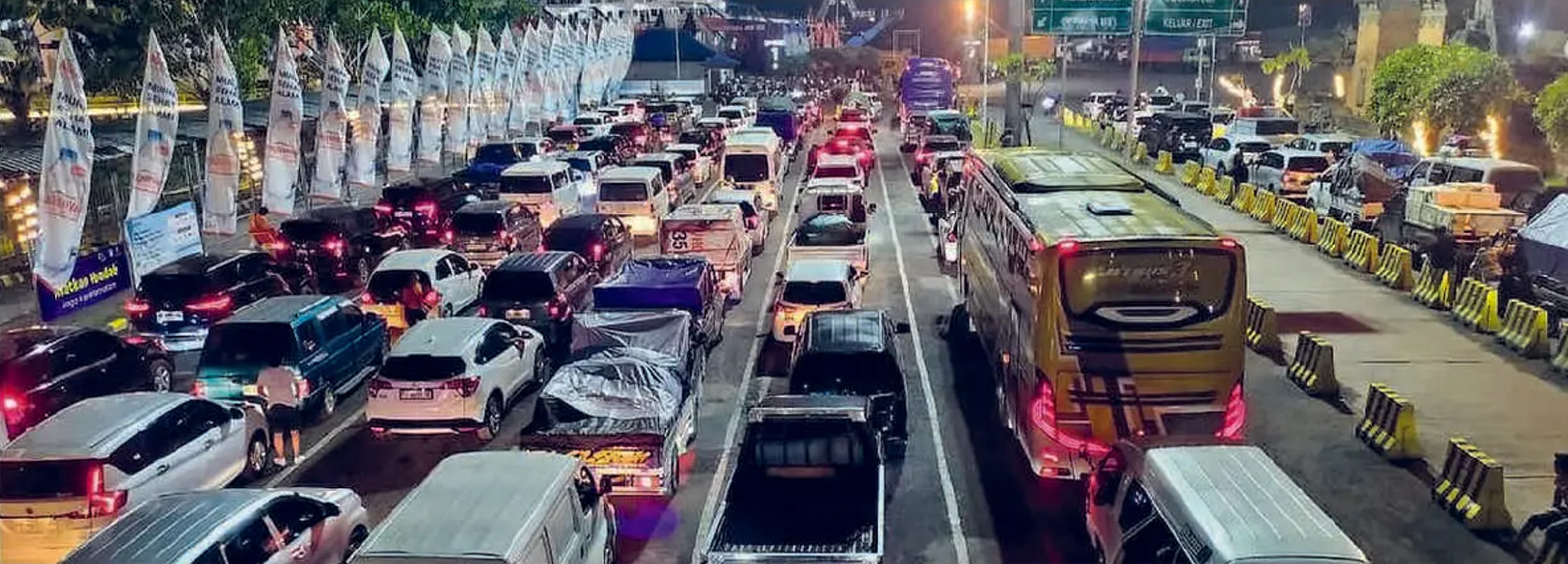 TUNGGU KAPAL: Kendaraan pribadi dan angkutan umum terjebak macet di jalan menuju Pelabuhan Gilimanuk, Bali, kemarin (16/3).