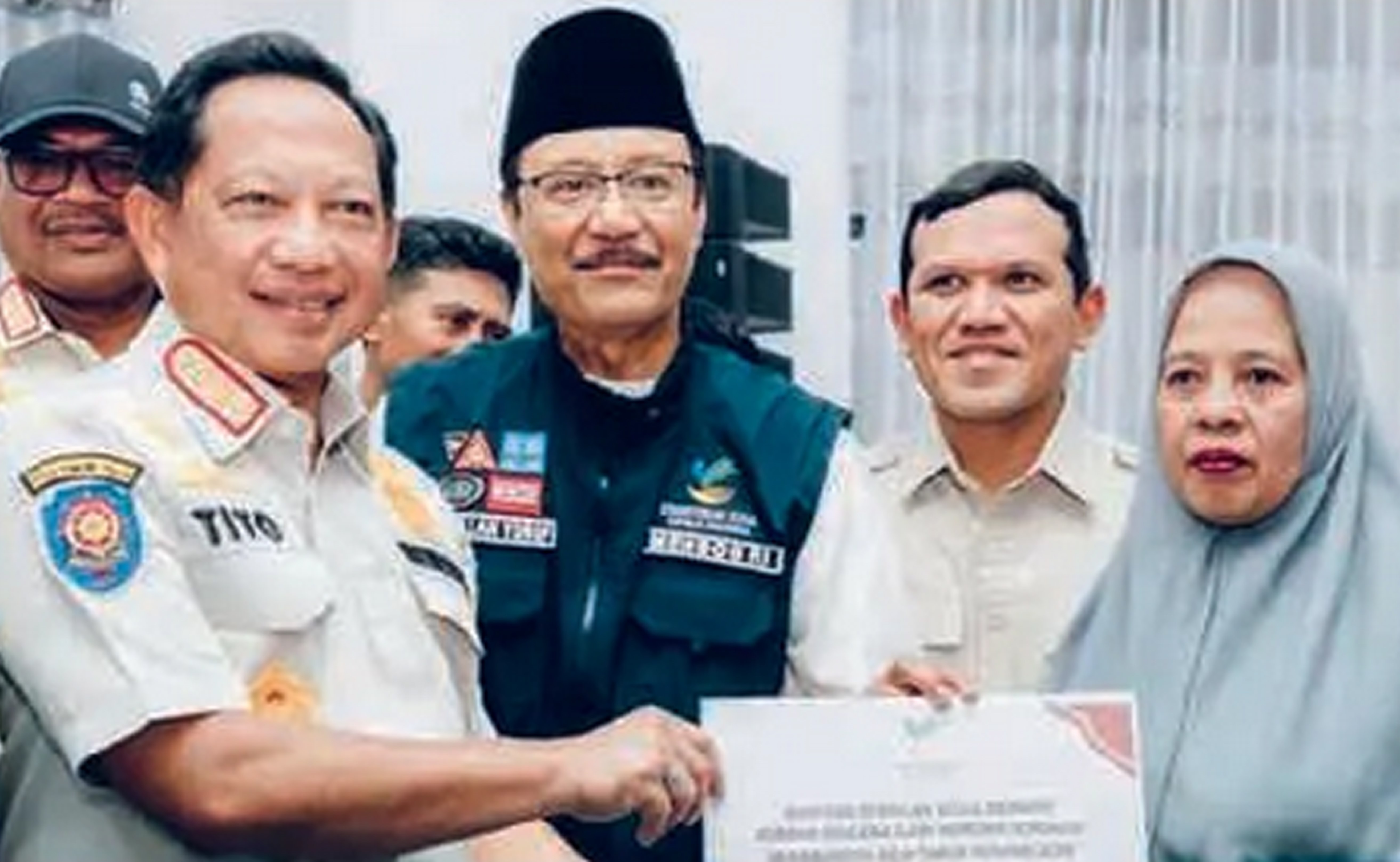 BERBAGI: Tito Karnavian (dua dari kiri) dan Saifullah Yusuf (tengah) memberikan bantuan sosial bagi warga korban bencana di Aceh Timur.