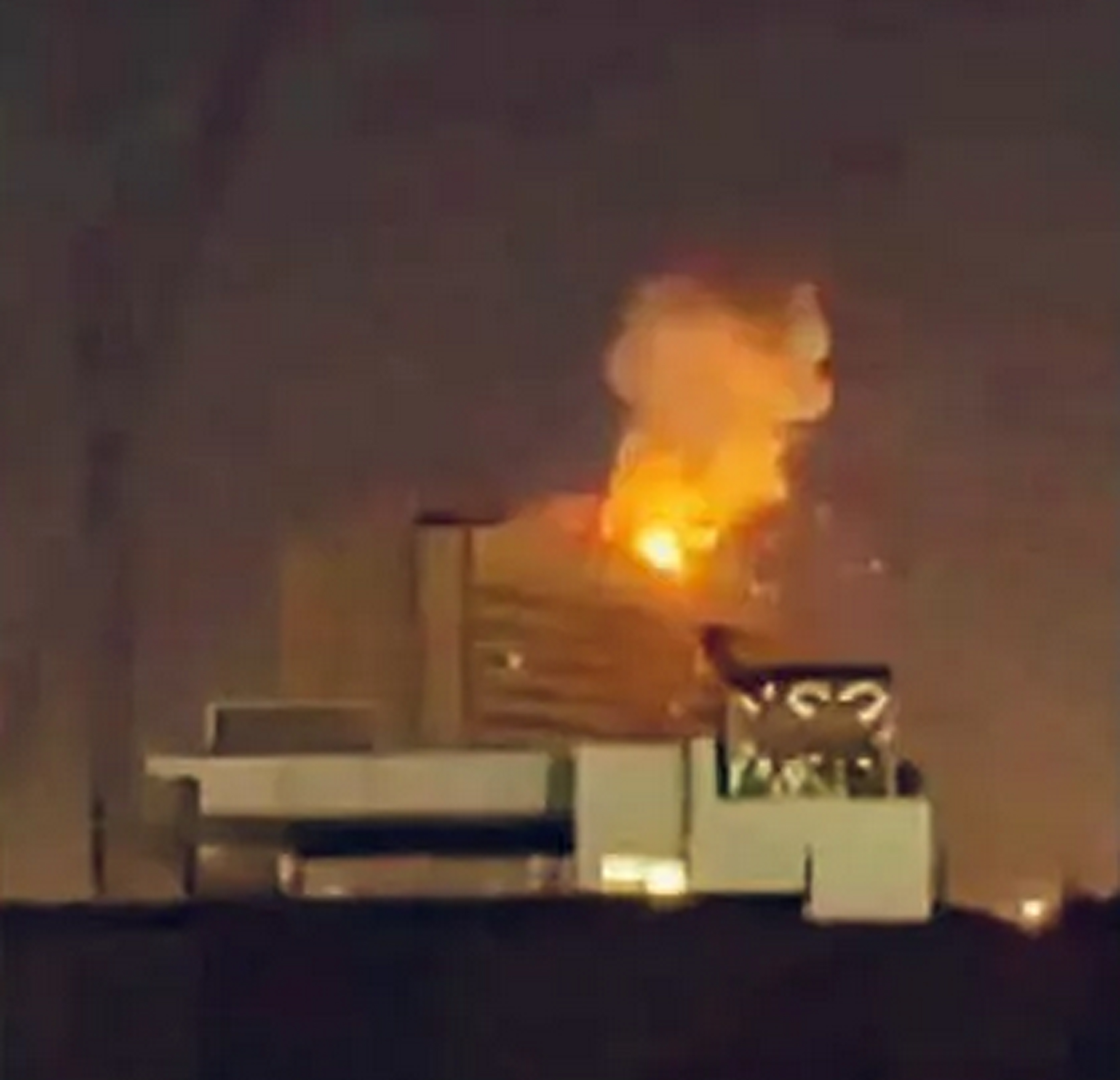 ENA SERANGAN DRONE: Kebakaran melanda atap Hotel Royal Tulip Al-Rasheed di kawasan Zona Hijau, Baghdad, Iraq, yang kerap ditinggali diplomat asing, Senin (16/3).