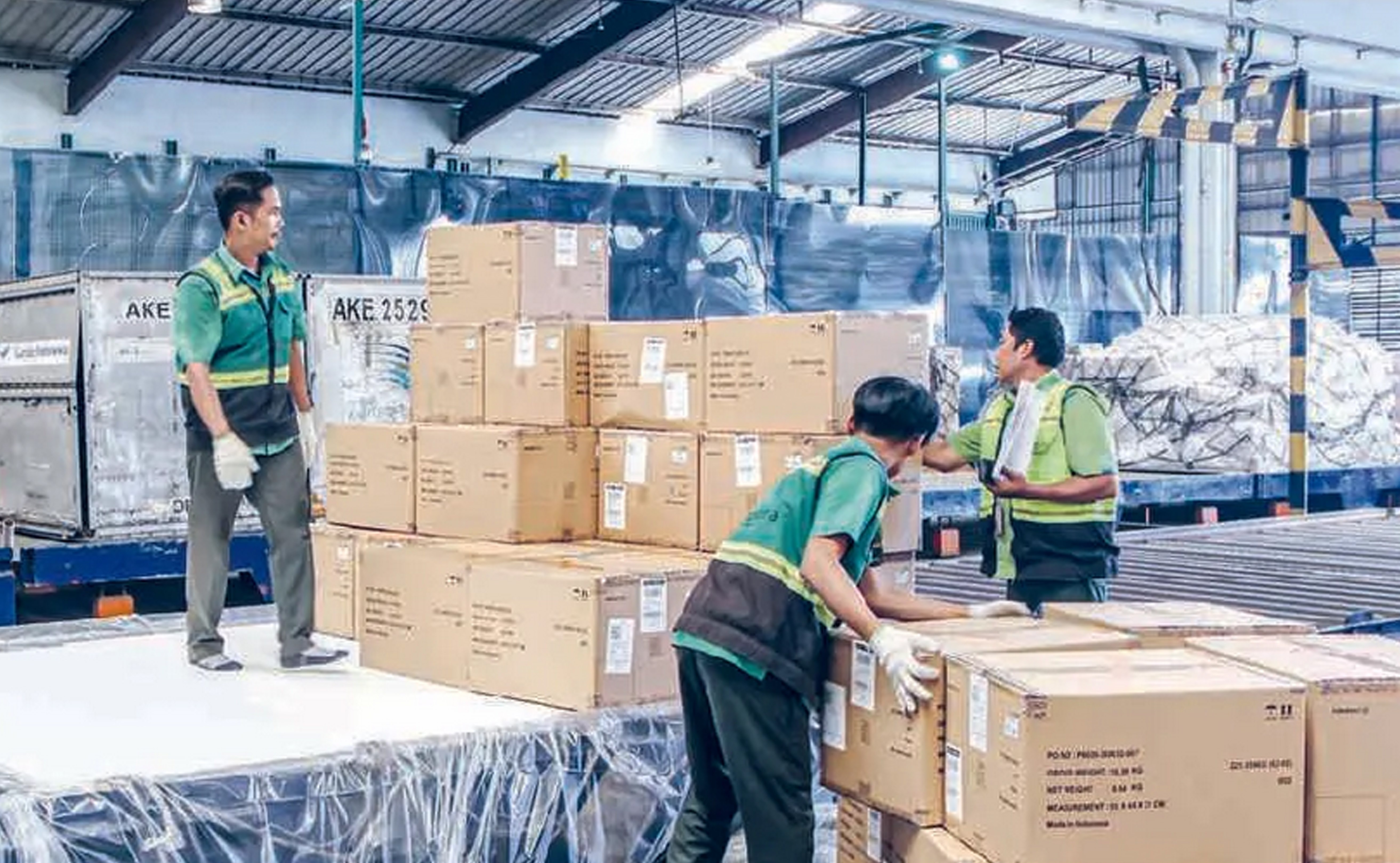 PEKERJA menata paket di Terminal Kargo 501, Bandara Soekarno-Hatta, Tangerang, kemarin (17/3).