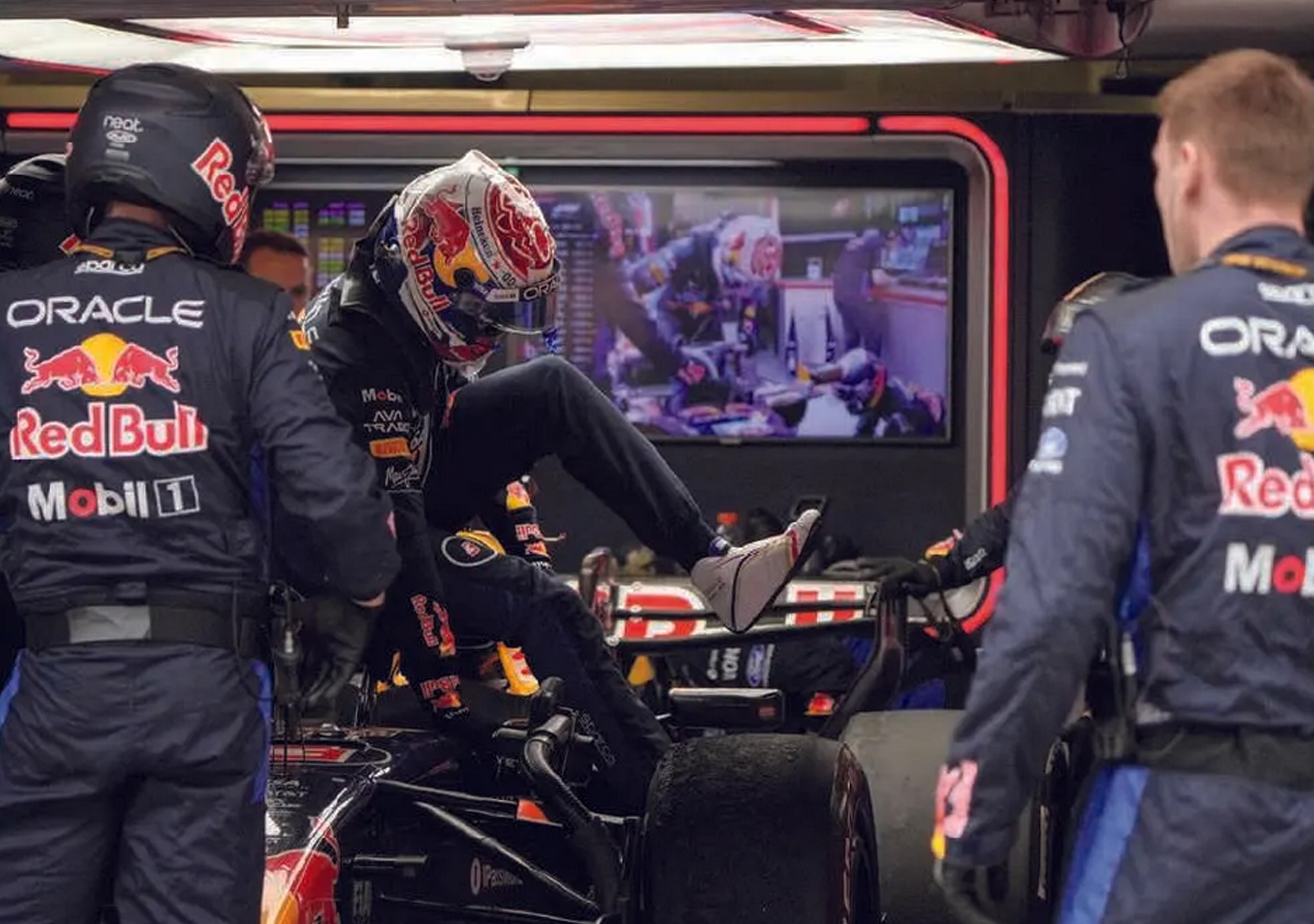 KRITIK BALIK: Max Verstappen (tengah) meninggalkan mobilnya setelah memutuskan mundur dari balapan GP Tiongkok (15/3).