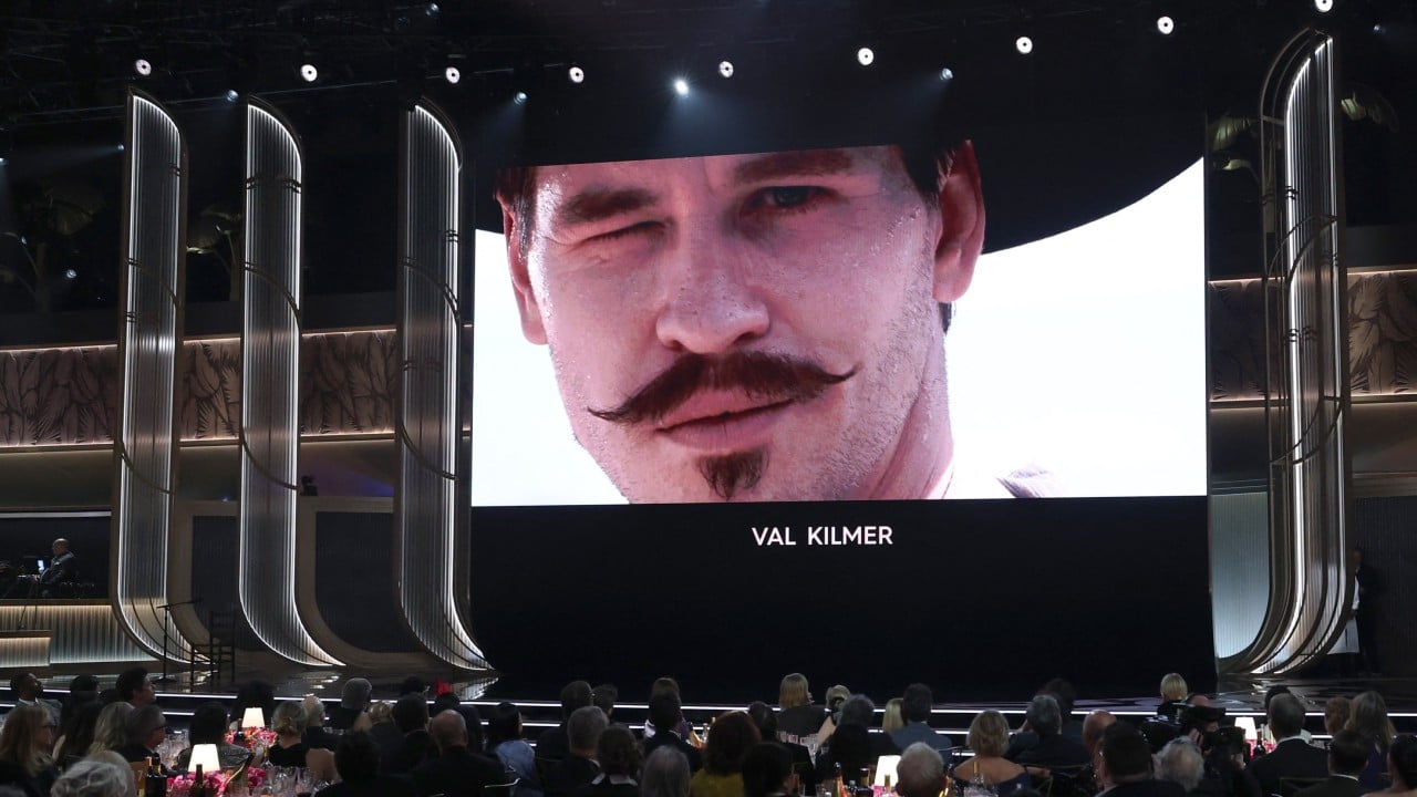 Val Kilmer akan hadir kembali di layar lebar melalui teknologi AI dalam film 'As Deep as the Grave', memicu perdebatan etika teknologi di industri film.