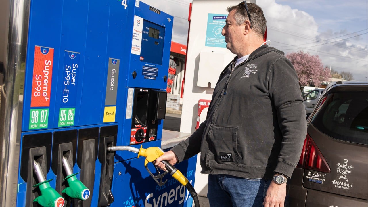 Konflik di Timur Tengah memicu lonjakan harga minyak dan gas di Eropa, mengungkap kerentanan rantai pasok energi global yang berdampak pada biaya hidup.