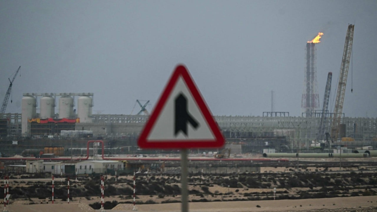 Serangan terhadap ladang gas Iran memicu kekacauan energi global. Harga minyak melonjak tajam seiring meluasnya konflik yang mengancam fasilitas vital.